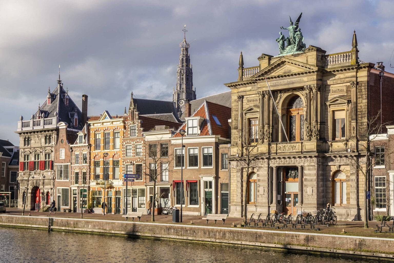 Gebäude reihen sich am Fluss in Haarlem aneinander.