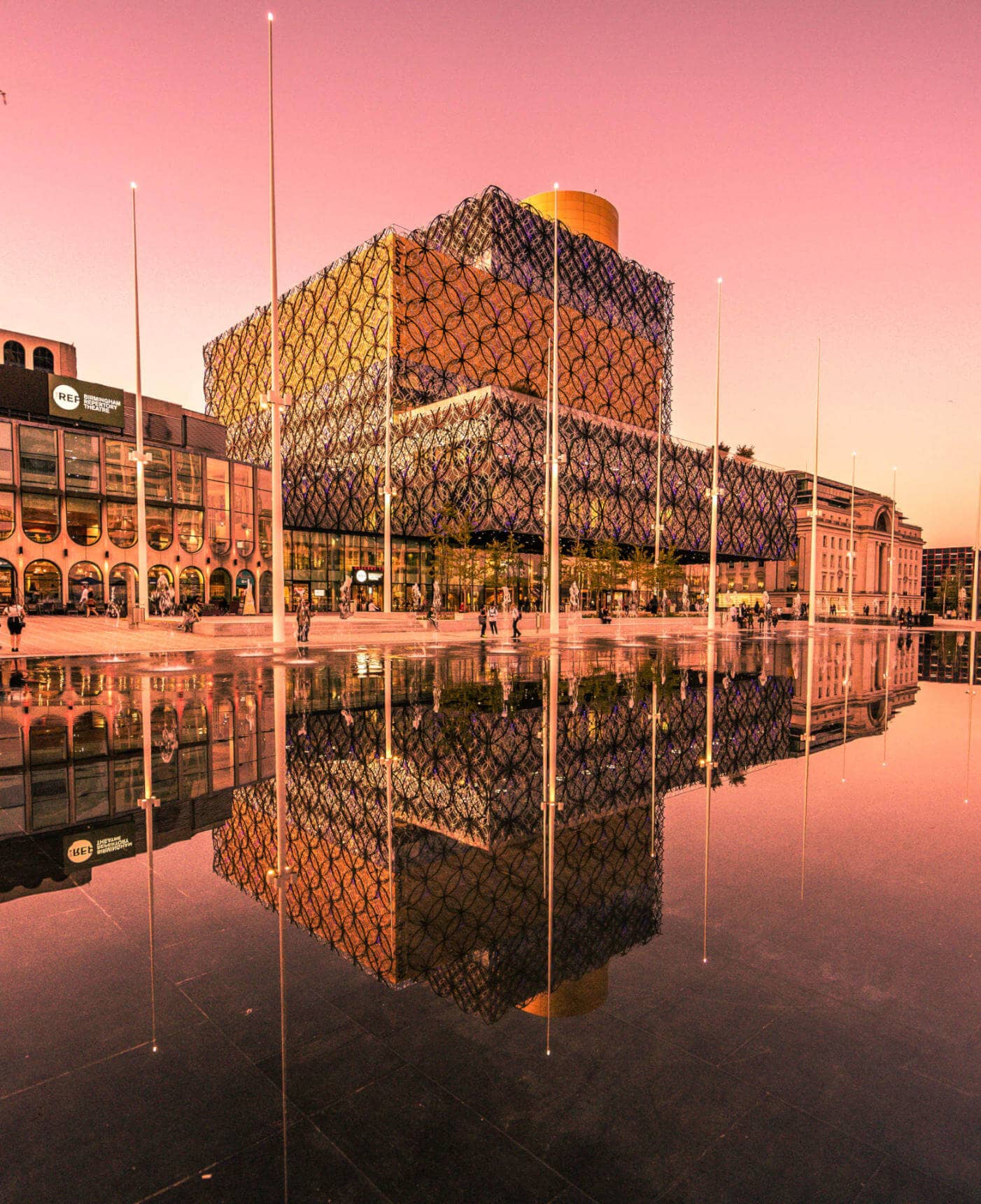 Alleine wegen dieser Sehenswürdigkeit einen Städtetrip wert: Die Library of Birmingham funkelt im Sonnenuntergang.