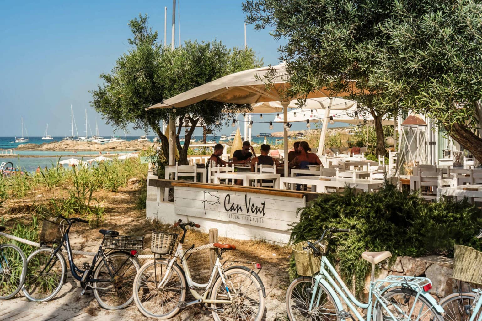 Im Restaurant Can Vent auf Formentera genießt man beim Essen draußen den Blick auf das Meer.