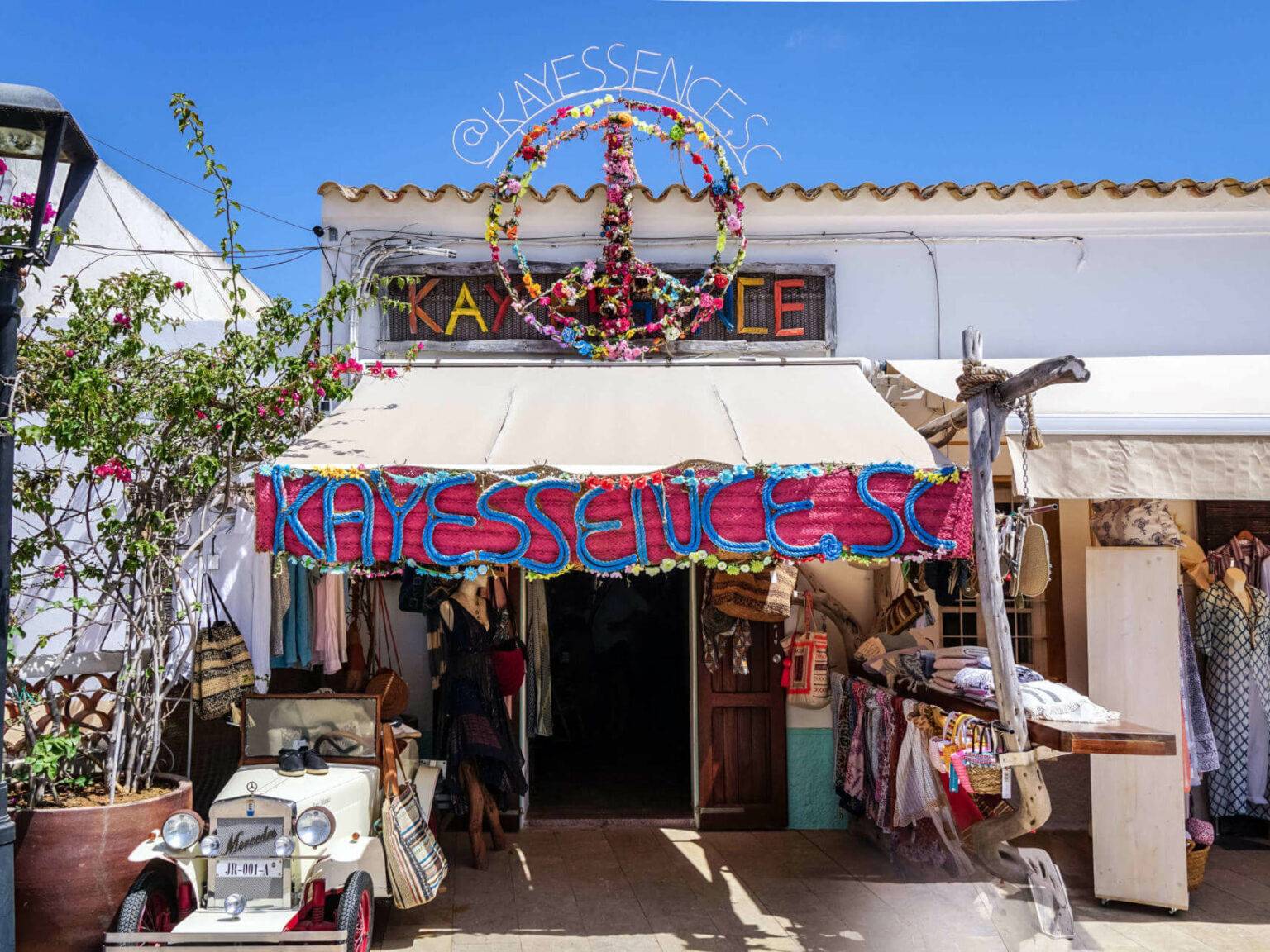 Ein buntes Hippie-Geschäft in San Francesc auf Formentera lädt zum Shoppen ein.