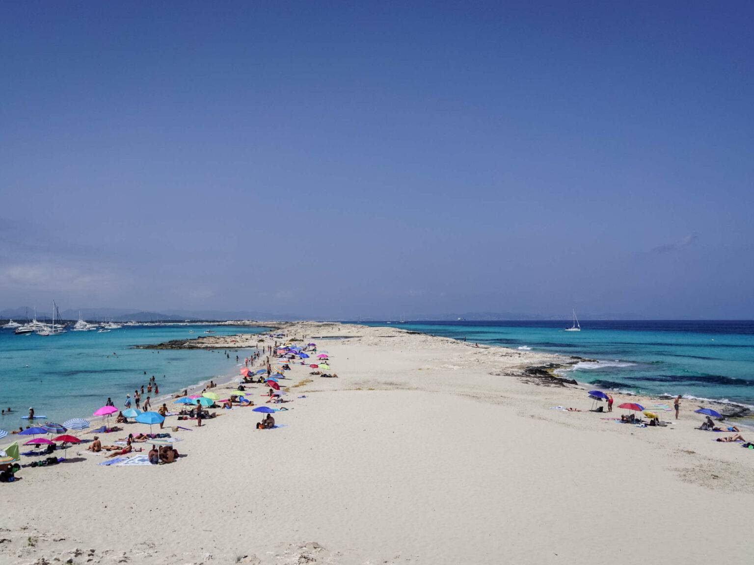 Die Playa de ses Illetes auf Formentera ist eine der wichtigsten Sehenswürdigkeiten, denn der weiße Sandstrand liegt inmitten von türkisblauem Meer und wurde bereits zum schönsten Europas gekürt.