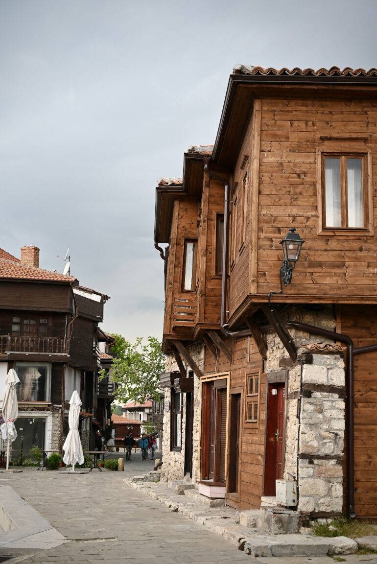 Ein Blick auf die Holzhäuser gebaut nach traditioneller bulgarischer Art.