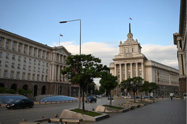 Der Präsidentenpalast in Bulgariens Hauptstadt Sofia mit umliegenden Gebäuden.
