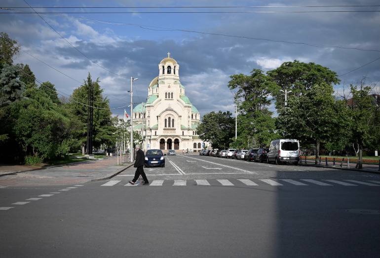 Die Alexander Newski Kathedrale in der Bulgariens Hauptstadt Sofia unter einem dramatisch bewölkten Himmel.