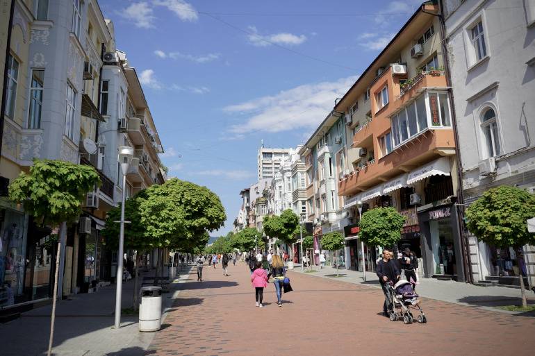 Eine Füßgängerzone in der Stadt Varna in Bulgarien bietet einen kurzen Spaziergang zum Strand hinunter an.