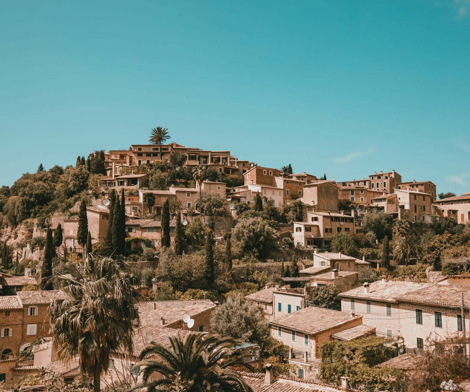 Blick auf die Häuser des ruhigen Örtchen Deiàs auf der Baleareninsel Mallorca.