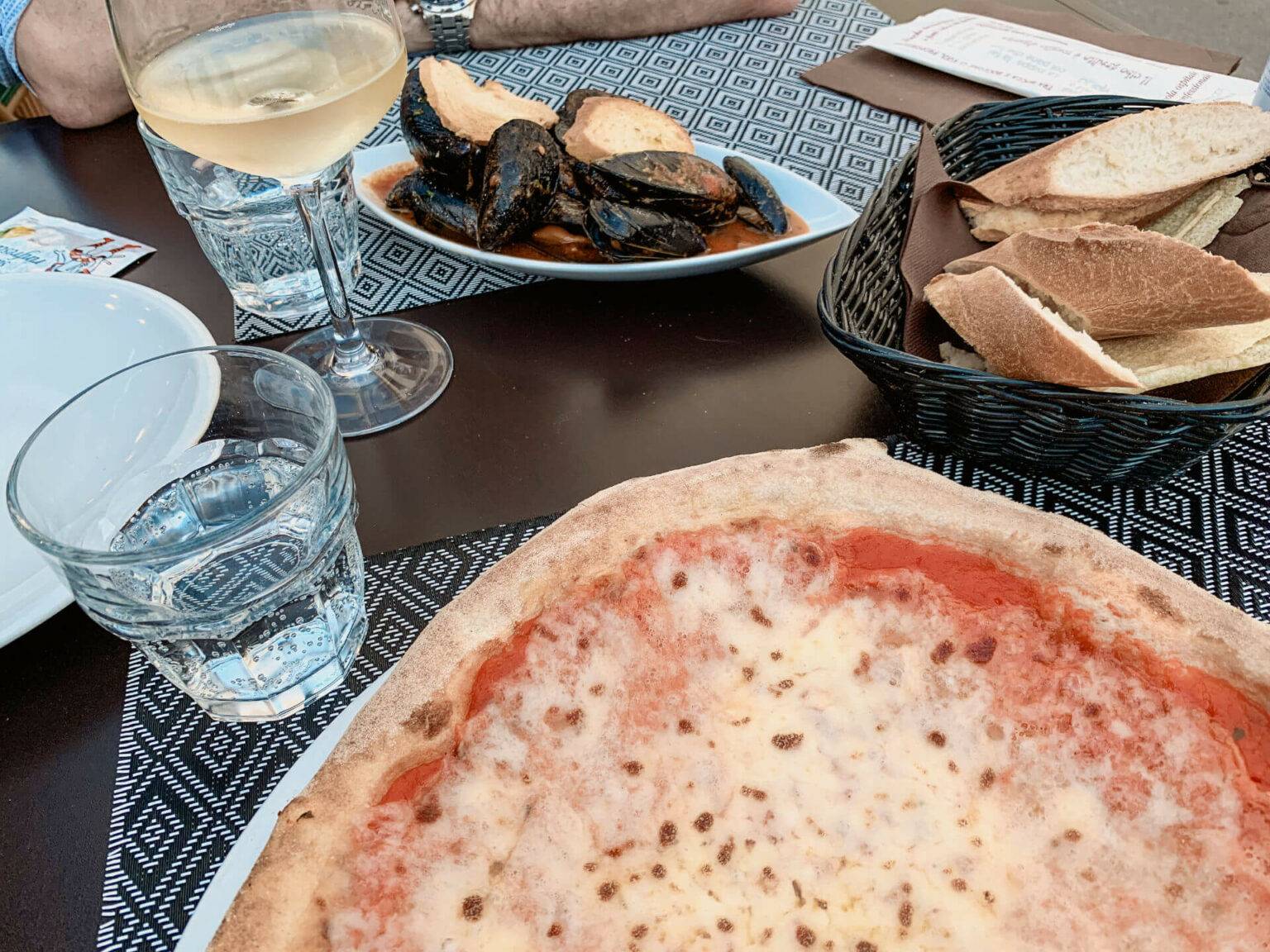 Eine knusprige Pizza ist natürlich ein Muss auf Sardinien.