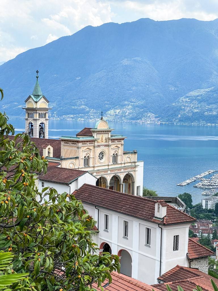 Die Kirche Madonna del Sasso mit dem schönen Blick auf den Lago Maggiore ist eines der Top-Highlights im Tessins.