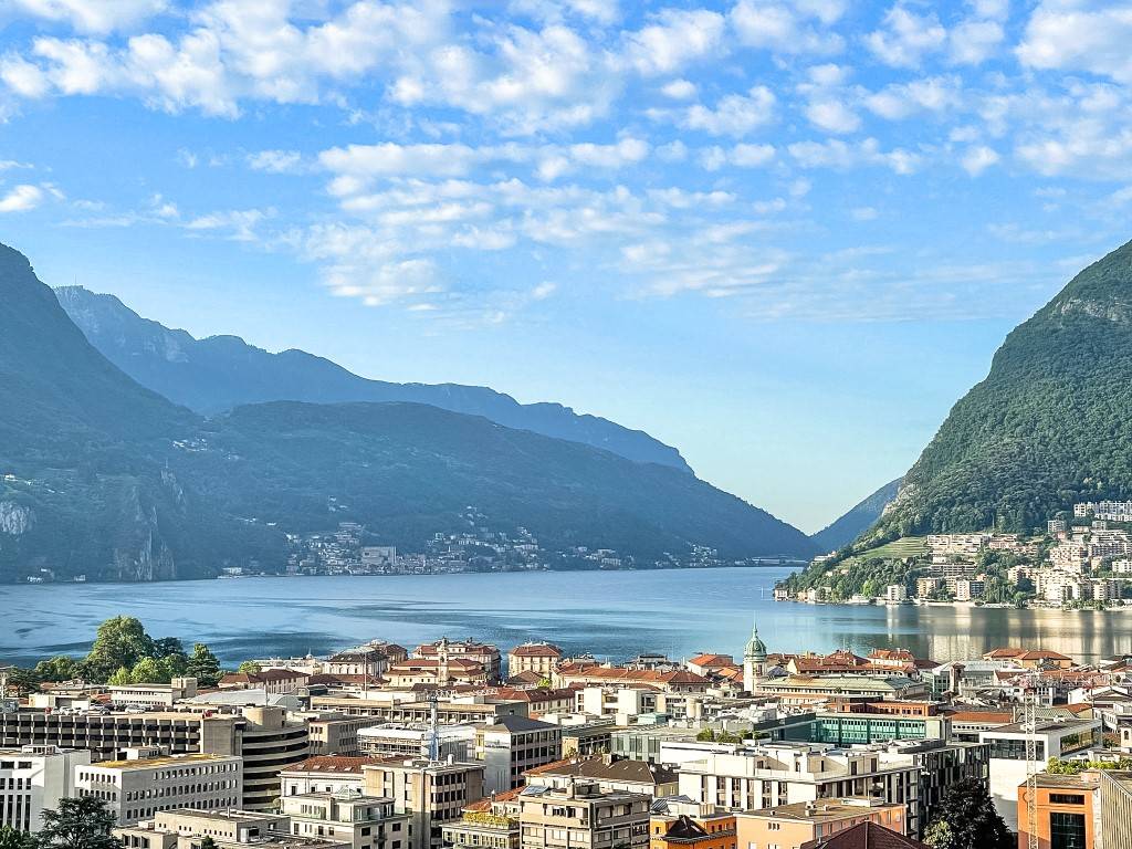 Das ist der Blick über Lugano auf den wunderschönen Luganersee im Tessin.