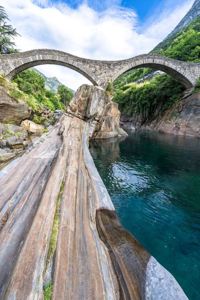 Die Ponte dei Salti ist eines der Top-Highlights im Tessin und bei Einheimischen und Touristen ein beliebter Badeplatz.