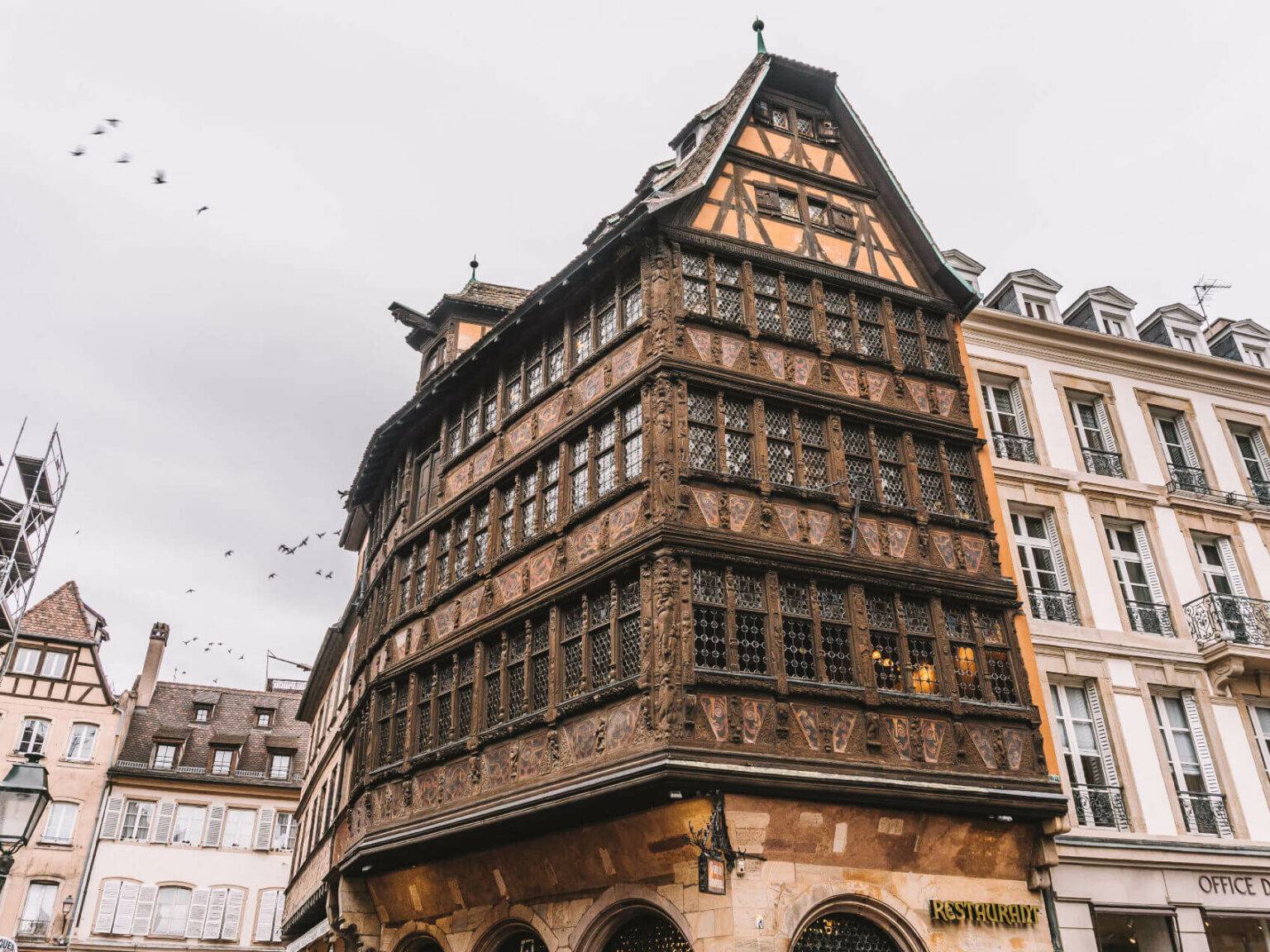 Das Haus Kammerzell beeindruckt mit einer schönen, kunstvollen Häuserfassade. in Straßburg.