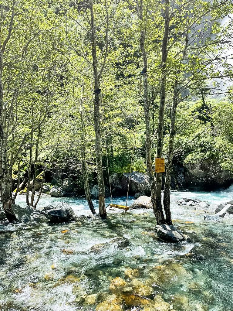 Beim Cascata di Foroglio kann man über dem Fluss am Wasserfall schaukeln.