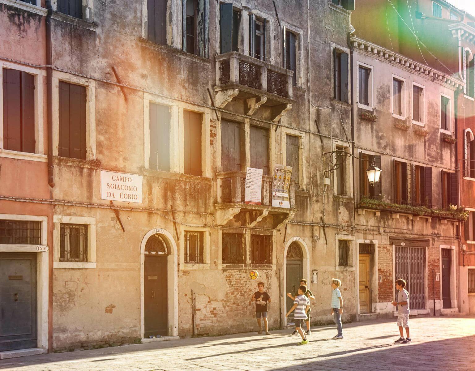 Auf die schönsten und authentischsten Plätze Venedigs wie den Campo San Giacomo trifft man meistens, wenn man sich einfach treiben lässt.
