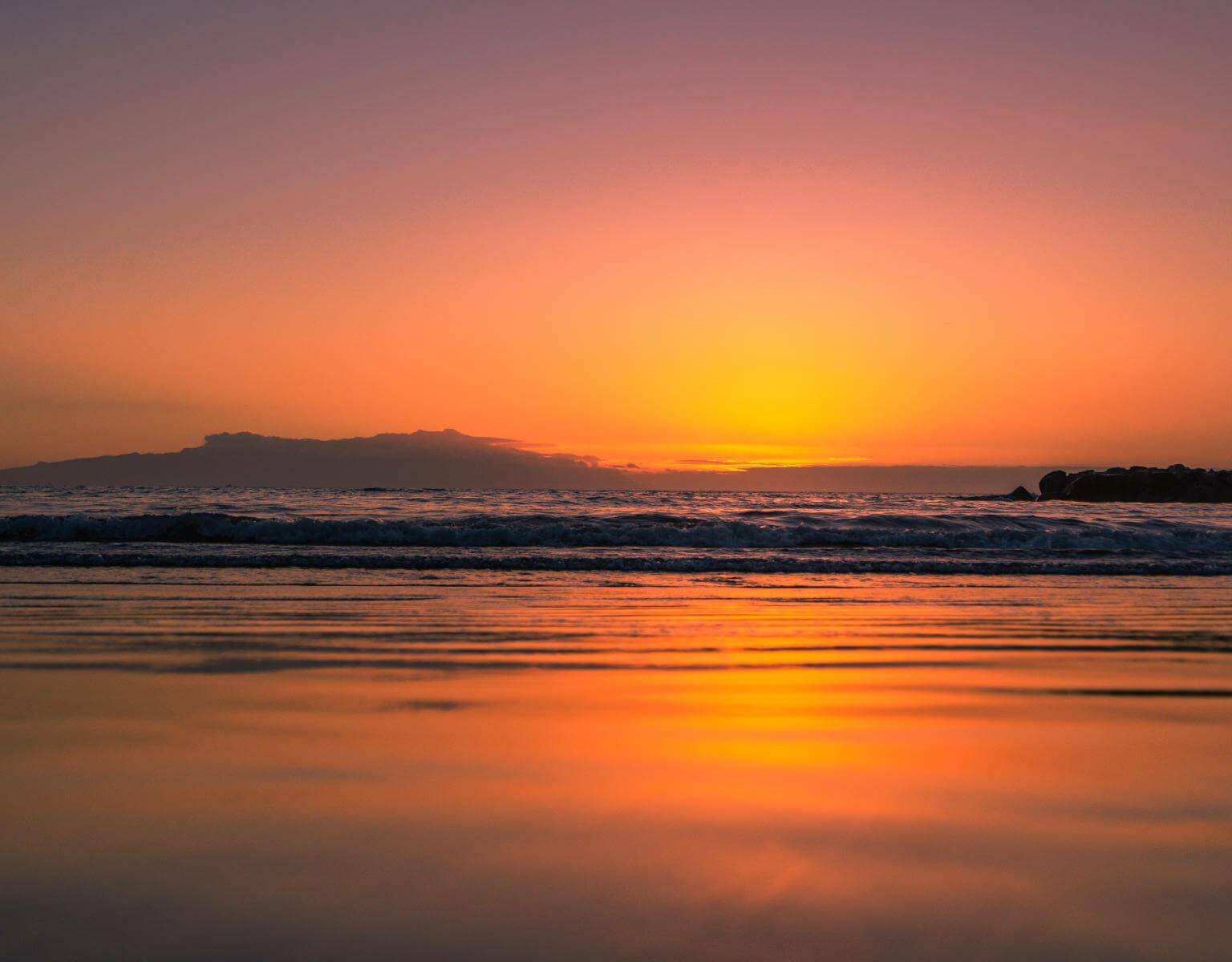 Zu einem der schönsten Erlebnisse auf der Kanareninsel Teneriffa zählt der tägliche Sonnenuntergang über dem Meer - ein unvergessliches Farbenspiel.