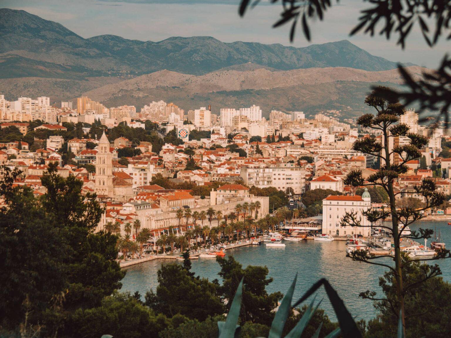 Vom Marjan hat man eine wunderschöne Aussicht auf die kroatische Küstenstadt Split.