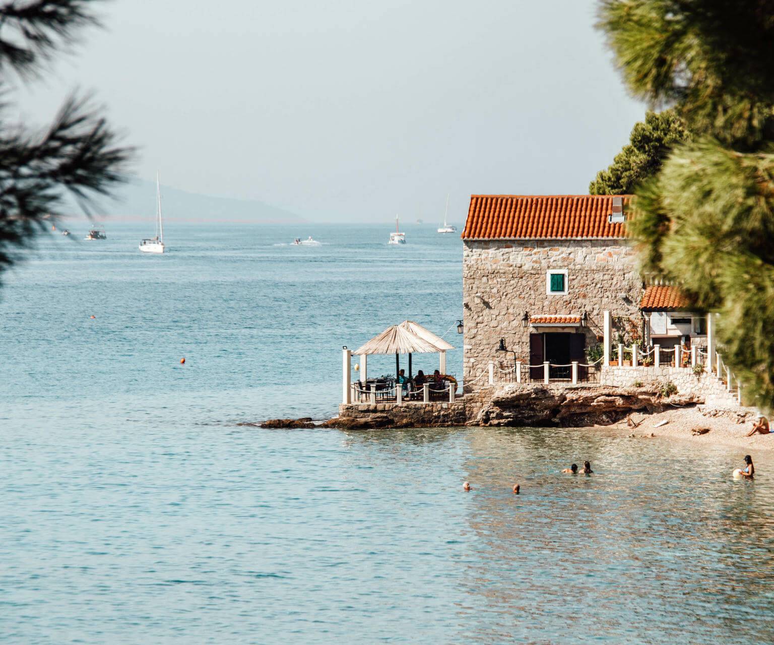 An der Küste von Bol steht ein süßes Steinhaus direkt am Wasser, ein Highlight auf der kleinen Insel Brac, die vor Split in Kroatien liegt.