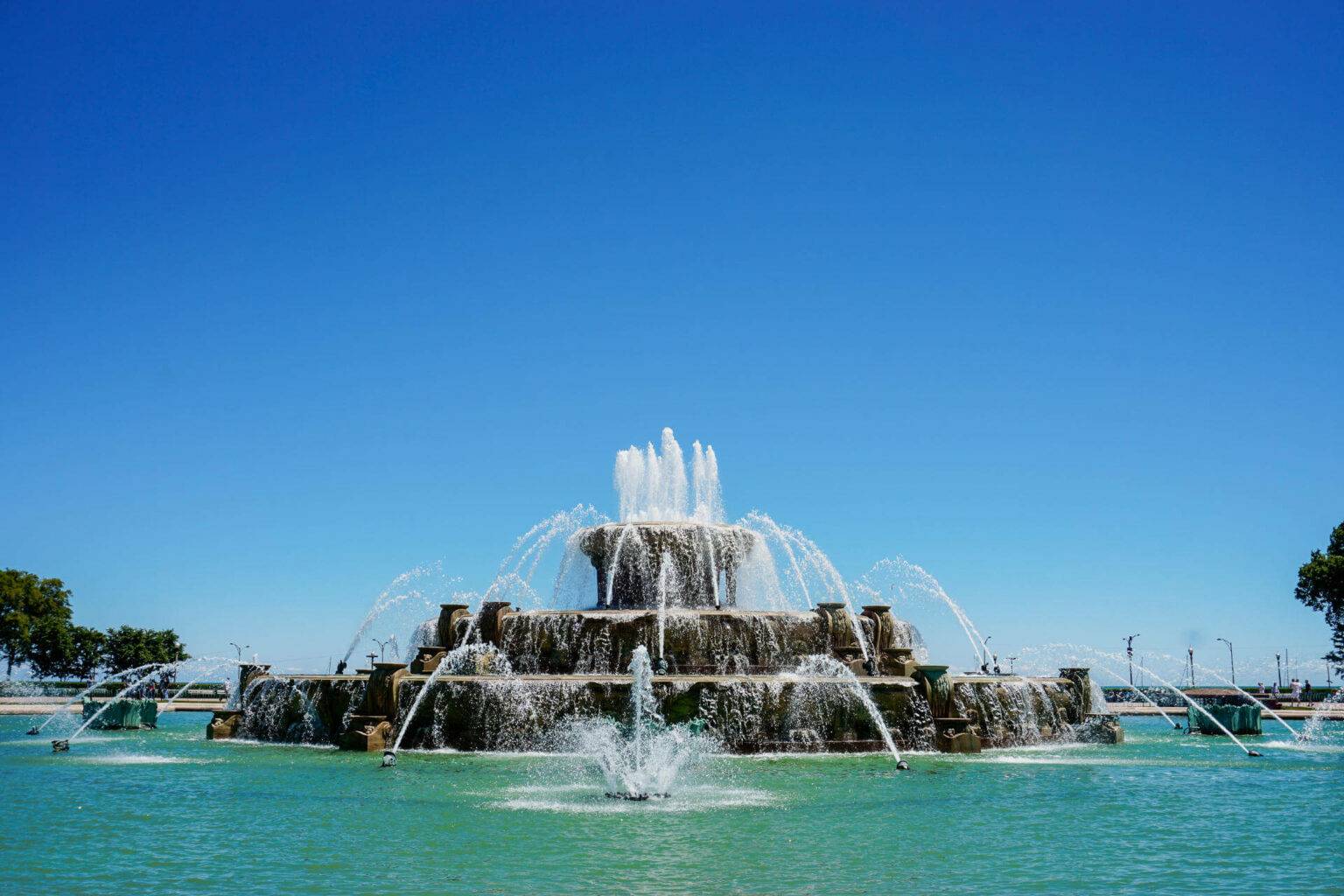 Die Buckingham Fountain steht im Grant Park in Chicago.