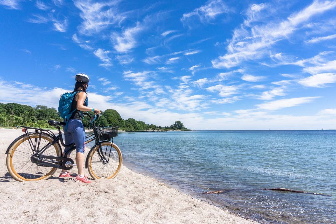 Der Dänische Ostseeradweg verläuft meist direkt am Meer. Nimm dir die Zeit für eine kurze Pause und genieße das Rauschen des Wassers.