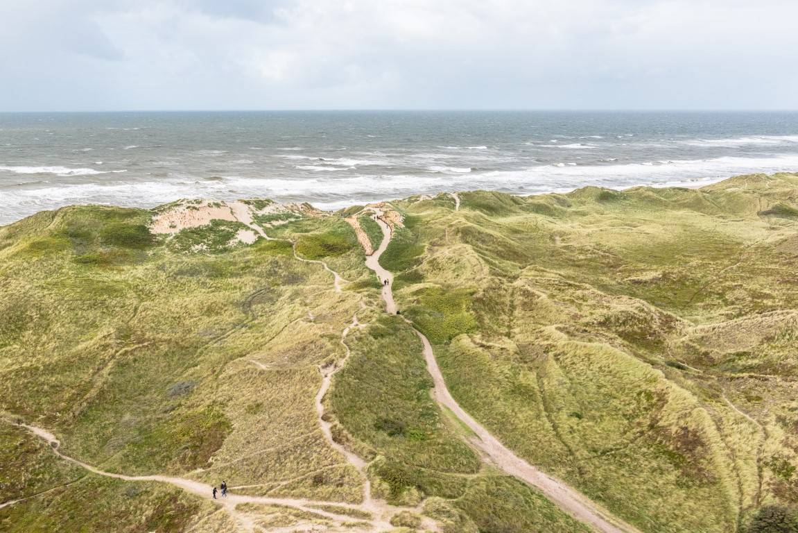 Natur so weit das Auge reicht: Vom Leuchtturm Lyngvig Fyr hat man eine tolle Aussicht über den Strand und das Meer von Dänemark.