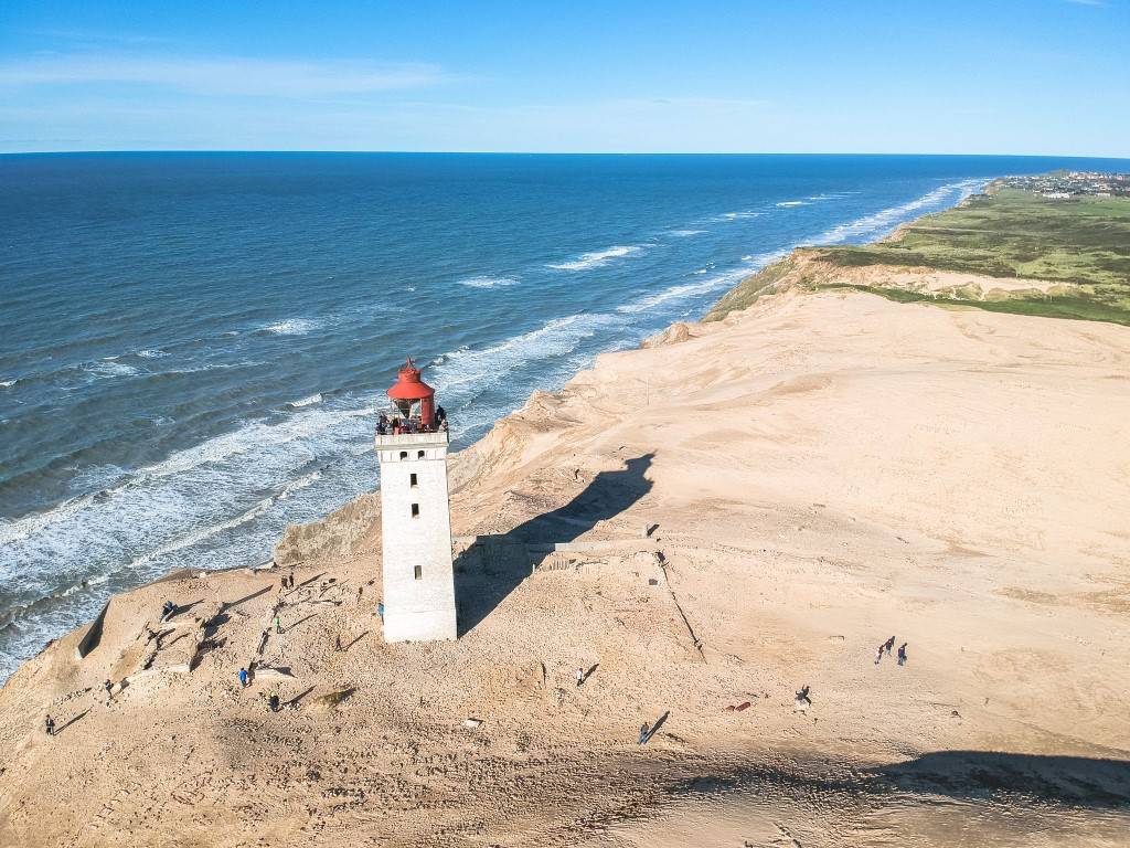 Der Leuchtturm Rubjerk Knude Fyr in Dänemark ist eine tolle Sehenswürdigkeit direkt an der Küste.