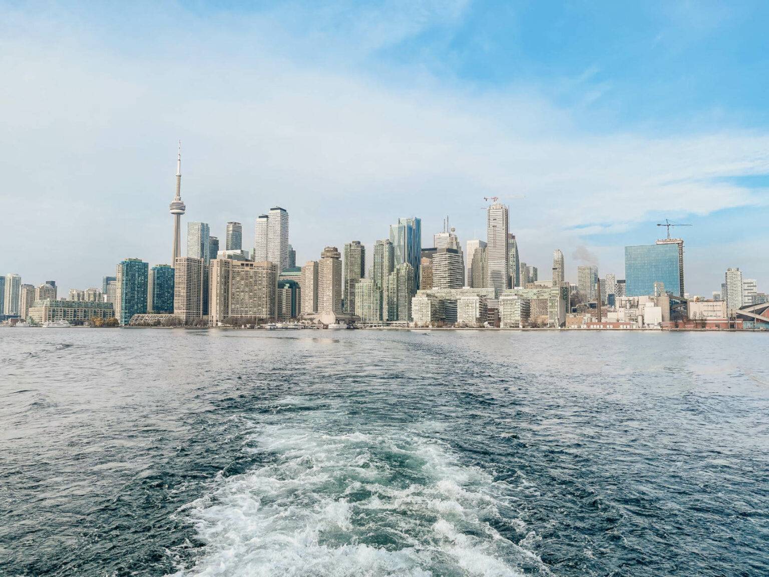 Die Metropole Toronto bietet eine beeindruckende Skyline.