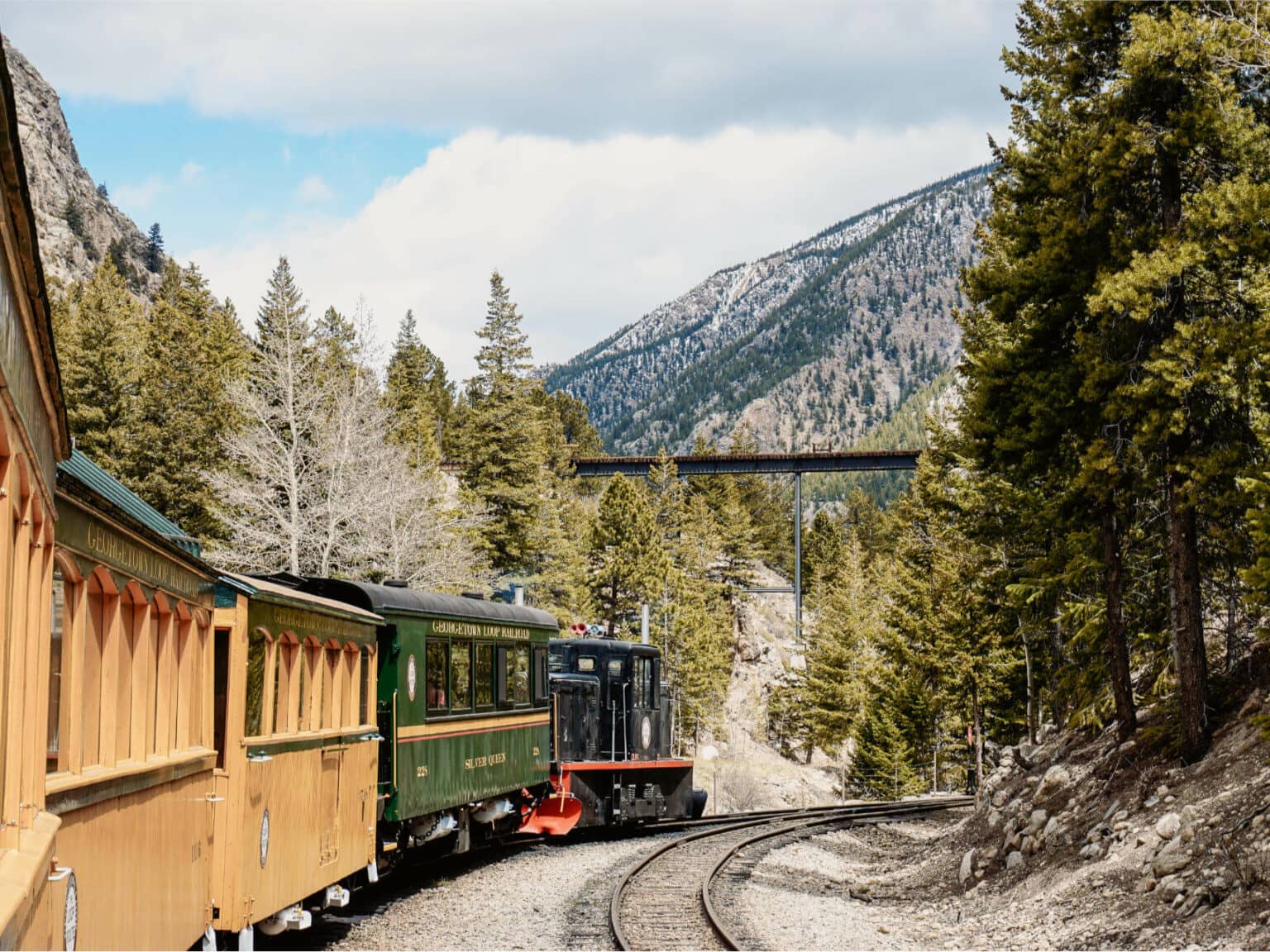 In Georgetown in der Nähe von Denver kann man die Bergaussicht aus einer Dampflok genießen.