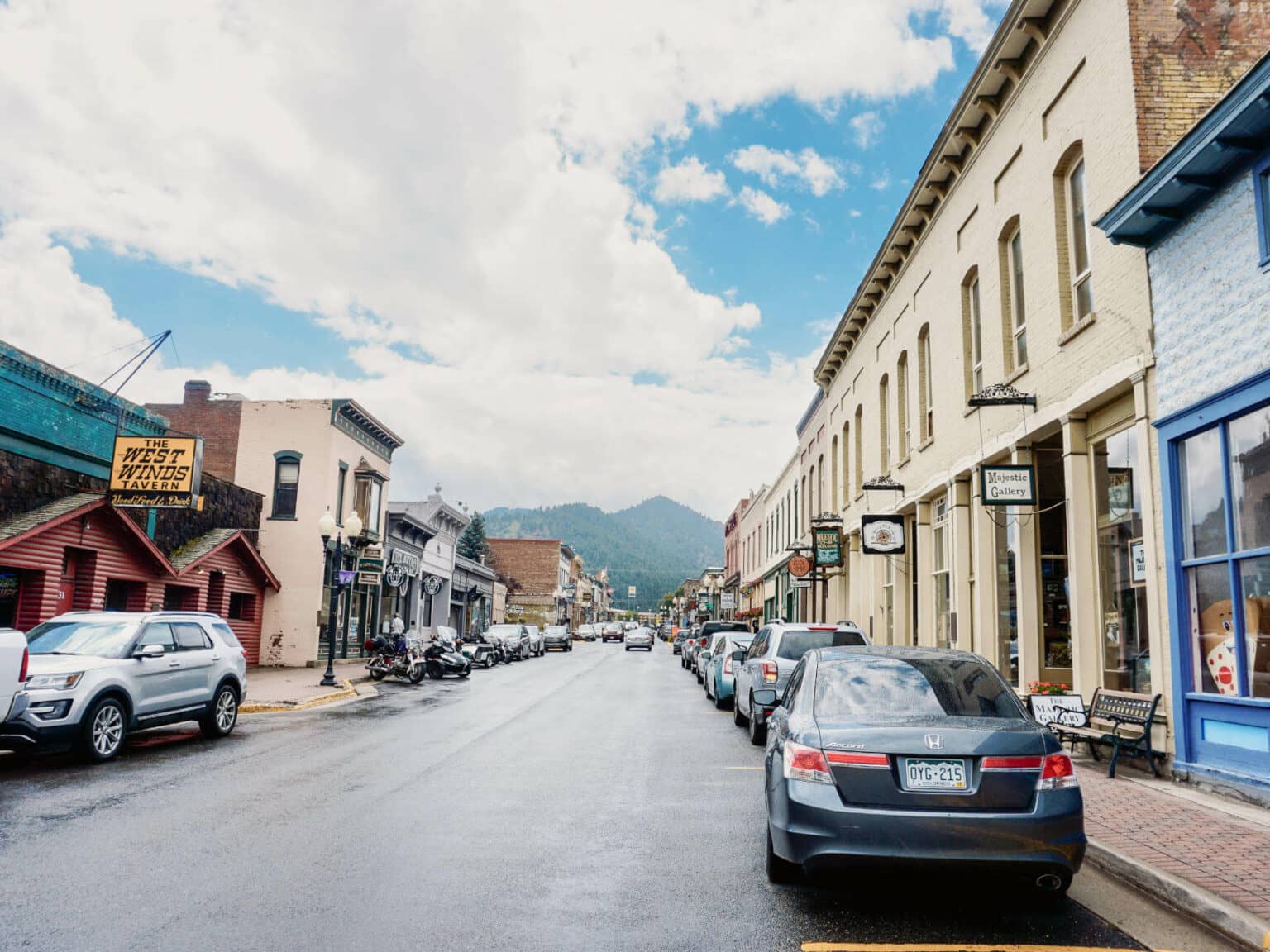 In der Innenstadt von Idaho Springs in der Nähe von Denver leuchten die Häuser in verschiedenen Farben.