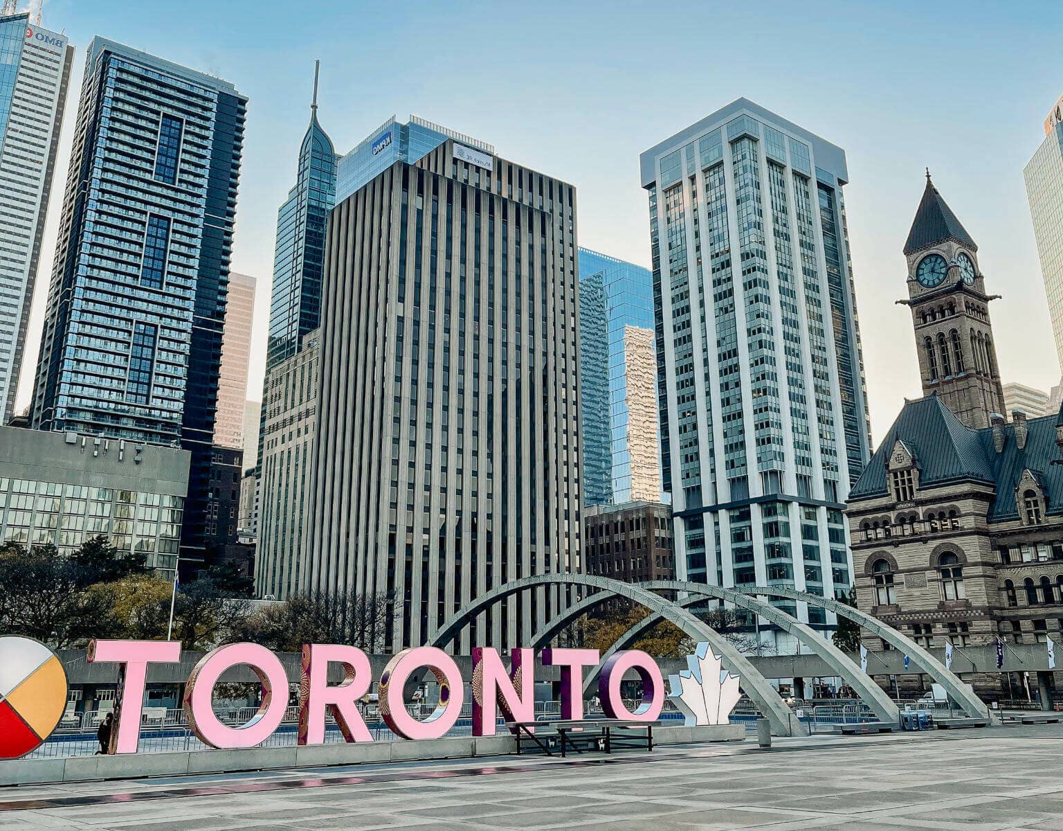 Das Toronto Sign ist nicht nur ein Highlight für die Fotos, man kann hier auch zwischen den Hochhäusern Schlittschuhlaufen.