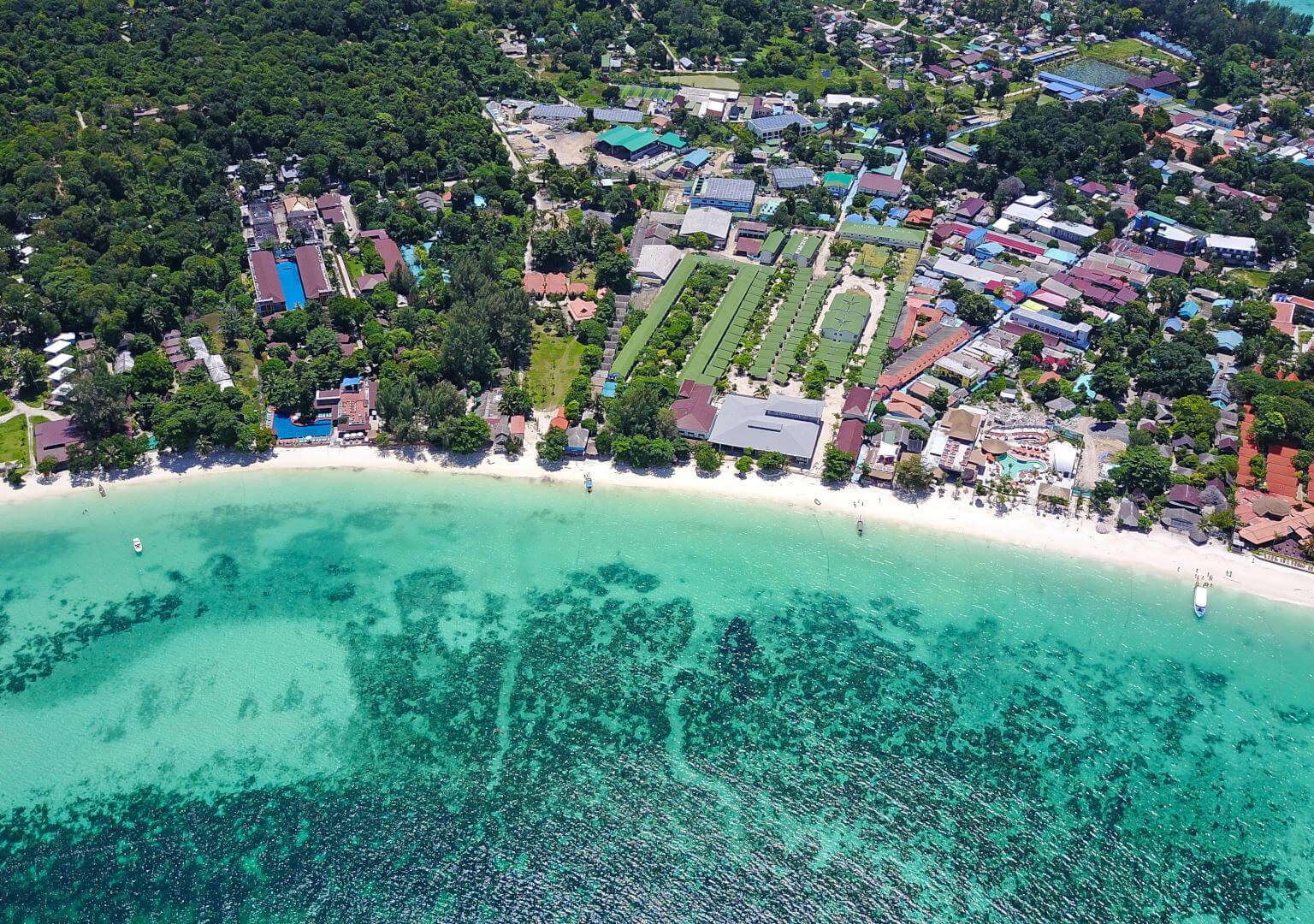 Der Pattaya Beach von oben ist beeindruckend mit dem langen Strand und unzähligen Gebäuden.