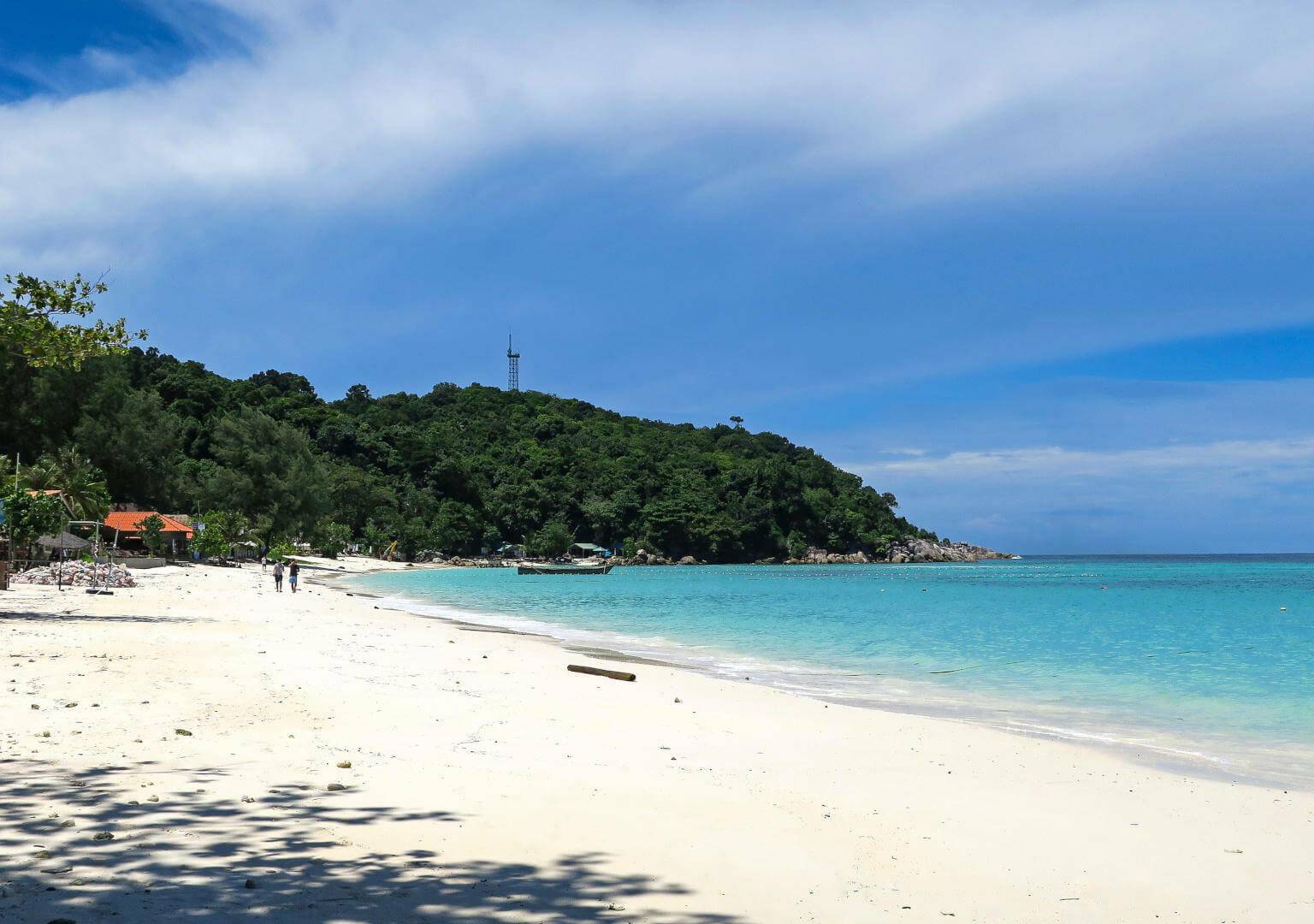 Pattaya Beach ist einer der schönsten Strände in Thailand und erstreckt sich über 1,5 km am Meer entlang.