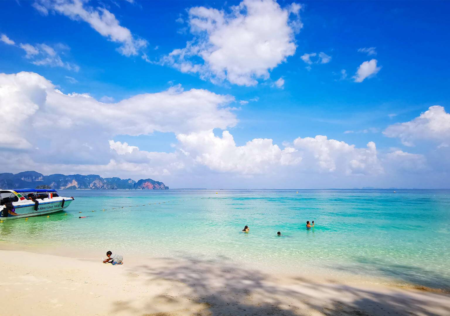 Auf Chicken Island in Thailand kann man wunderbar an einem der Strände im Meer baden.