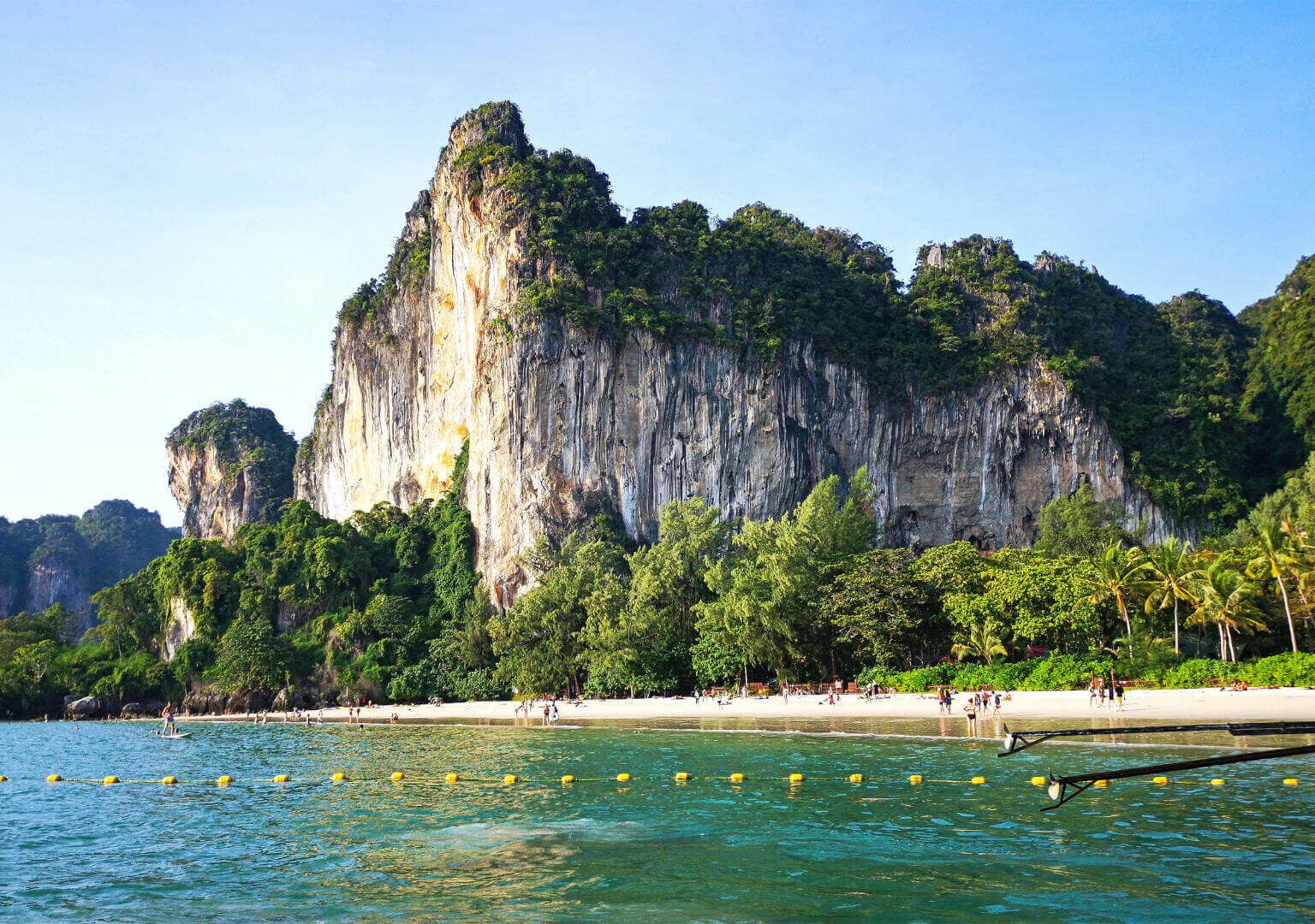 Der Railay Beach West in Thailand ist ein berühmter Strande von Krabi mit der atemberaubenden Landschaft.
