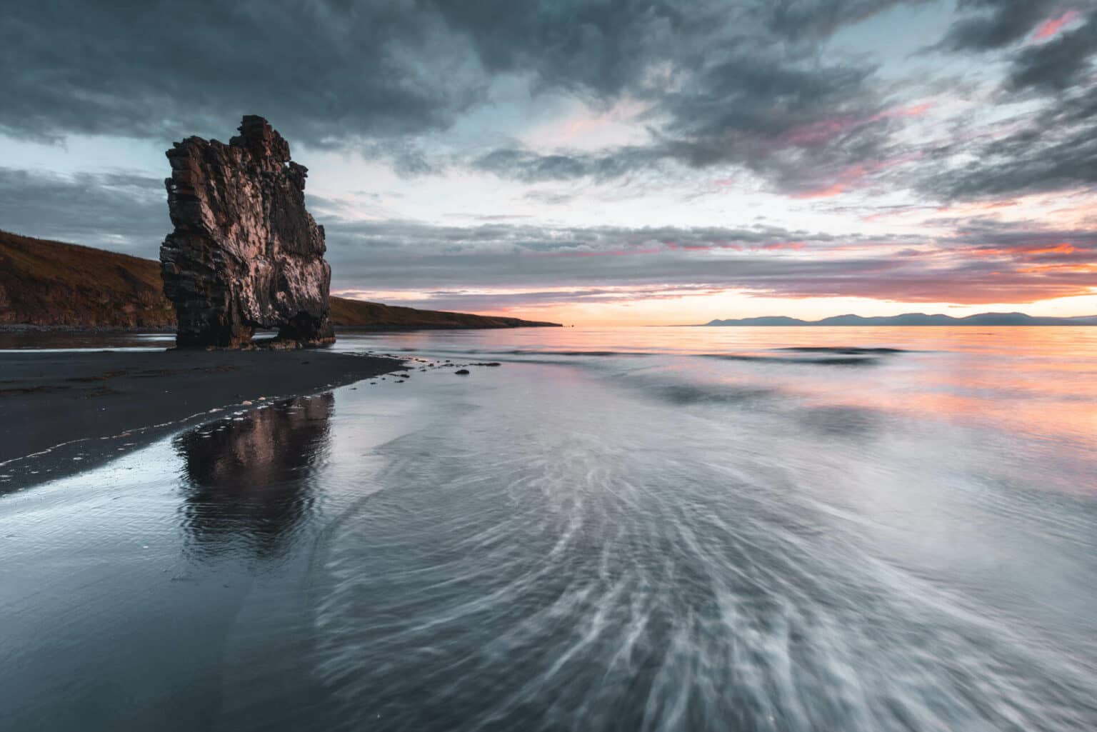 Der Basaltfelsen Hvítserkur auf Island im Morgenlicht.