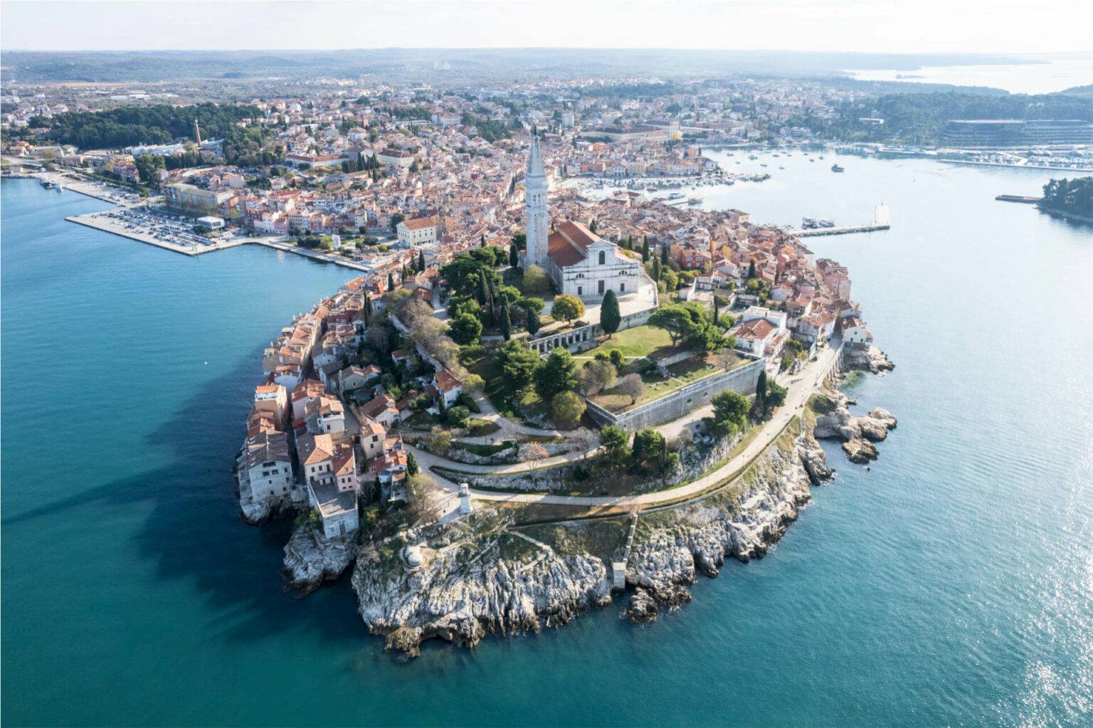 Mit einer Drohne gelingen dir auf Reisen wie hier von Rovinj in Kroatien atemberaubende Luftaufnahmen.