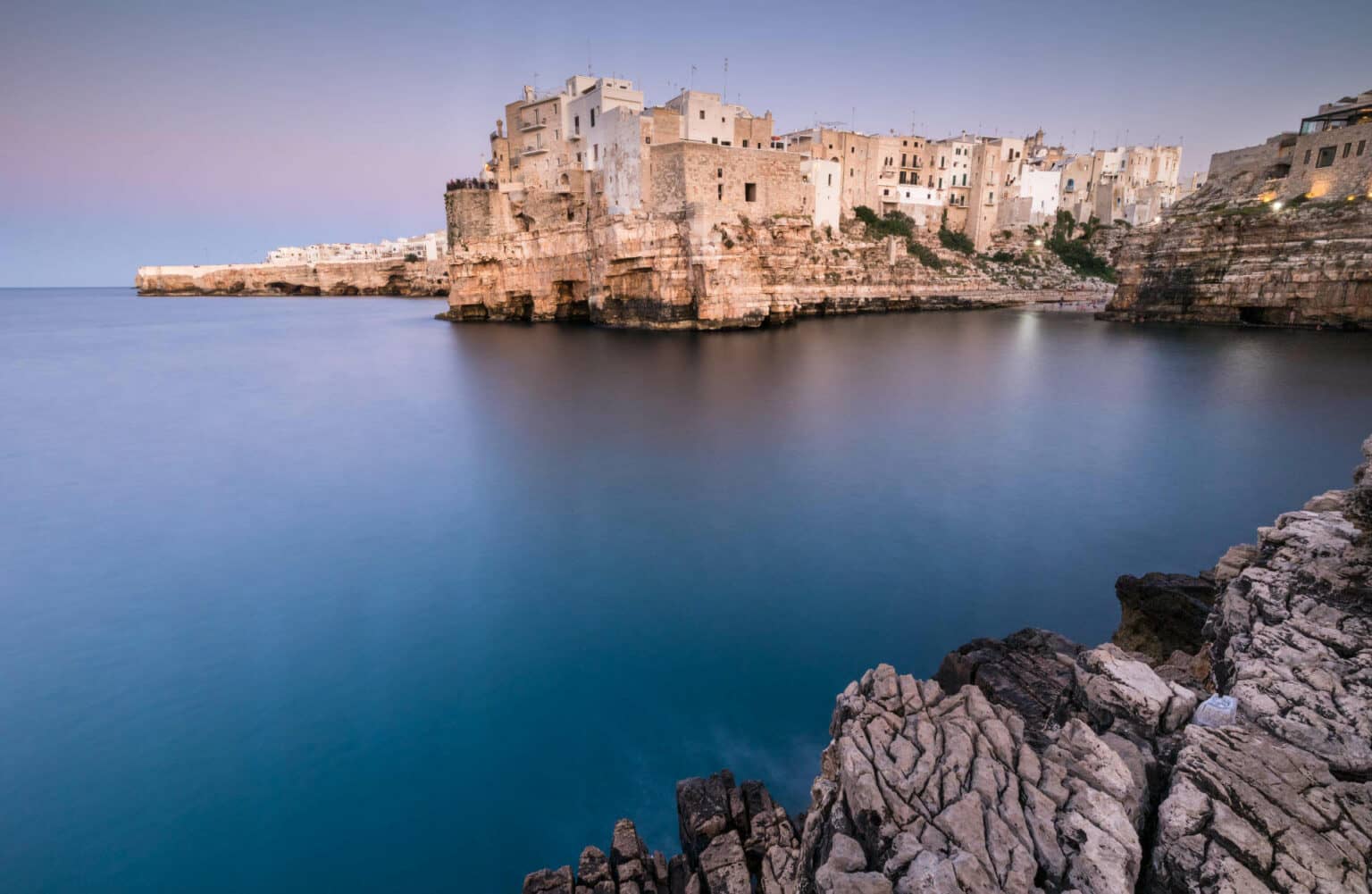 Bei dieser Aufnahme des Örtchens Polignano a Mare in Italien erkennst du gut, dass der Horizont im oberen Drittel des Bildes liegt.