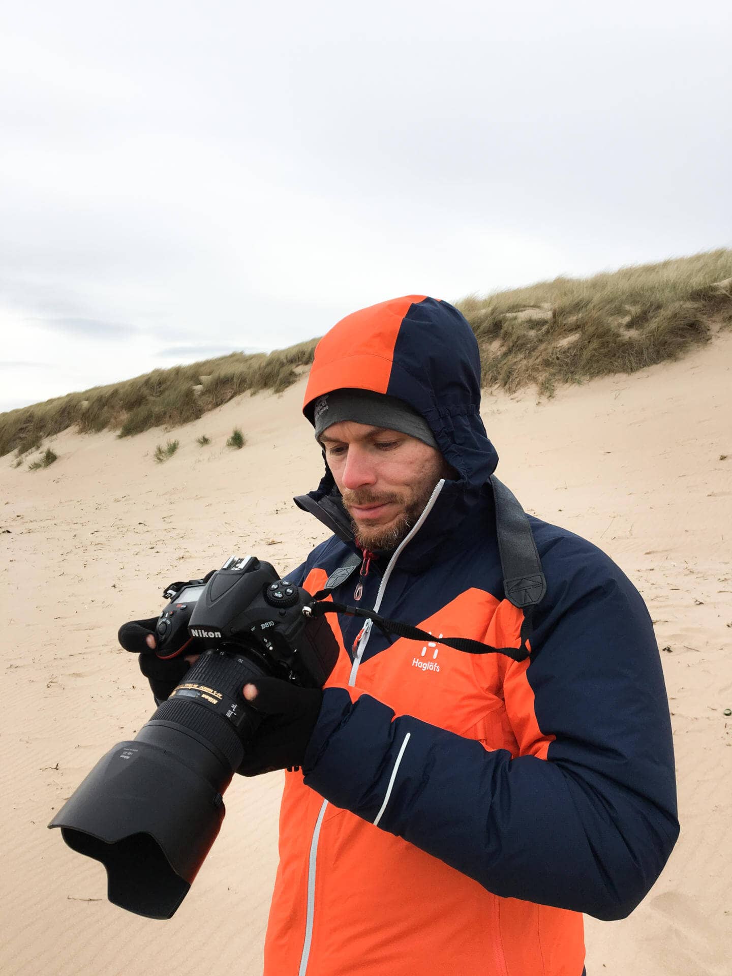 Florian schaut bei der Reisefotografie auf das Display seiner DSLR.