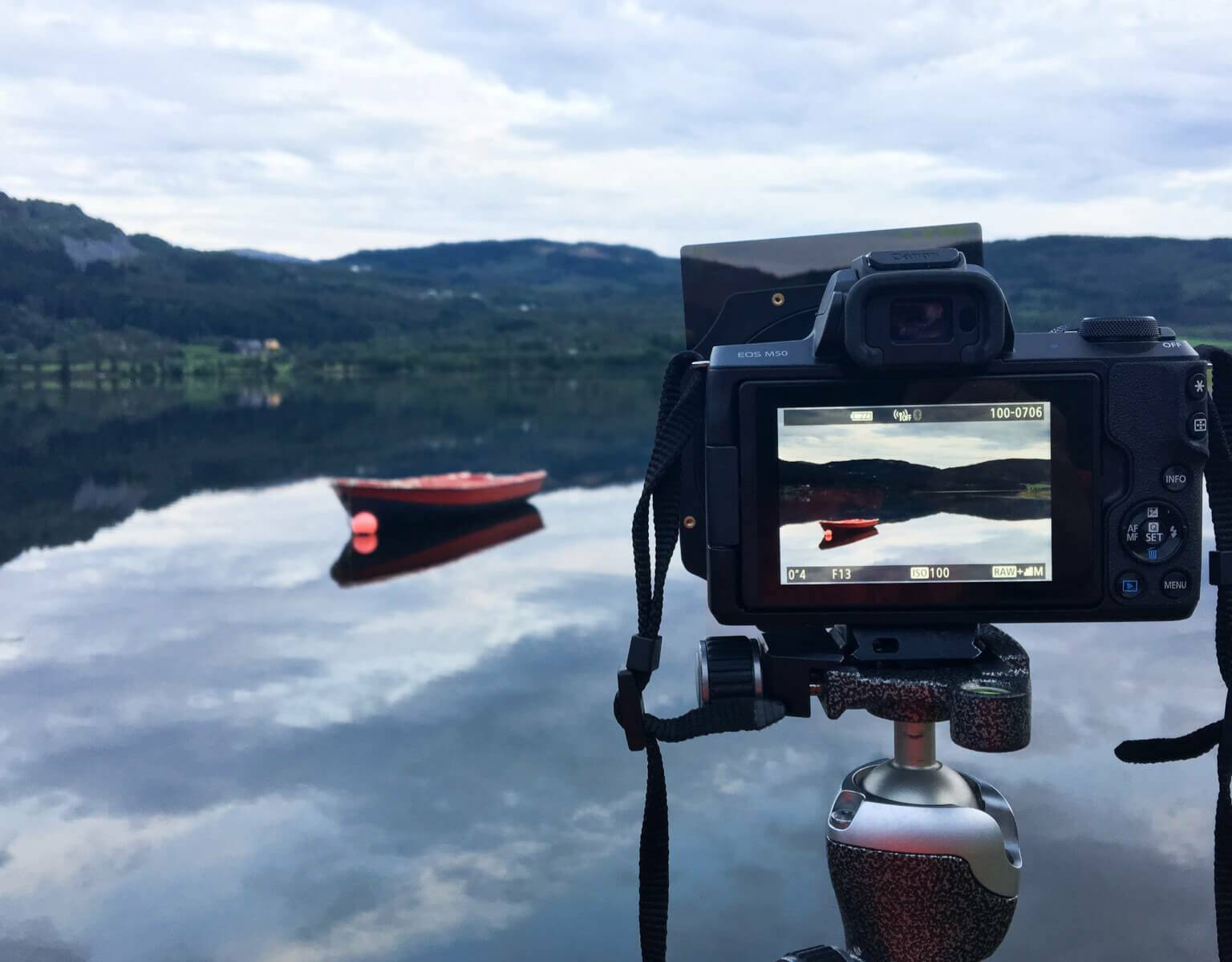 Reisefotografie mit einer Einsteigerkamera an einem See in Norwegen, auf dem ein Boot schwimmt.