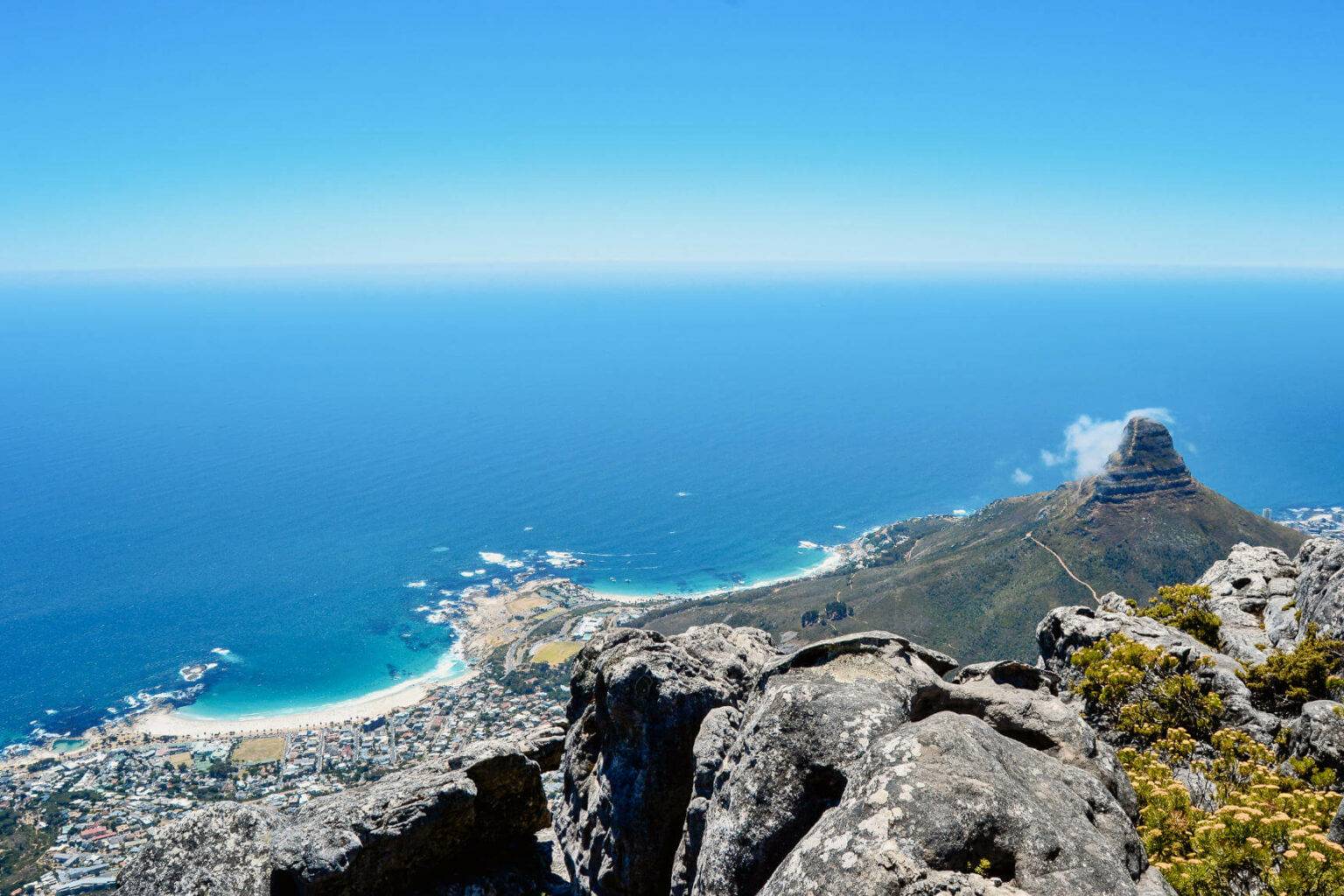 Der Gipfel des Tafelbergs bietet einen atemberaubenden Blick über Kapstadt.