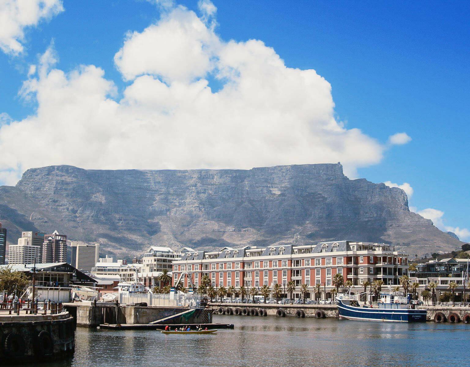Vom Wasser kann man hinter der Waterfront von Kapstadt den Tafelberg in die Höhe ragen sehen.