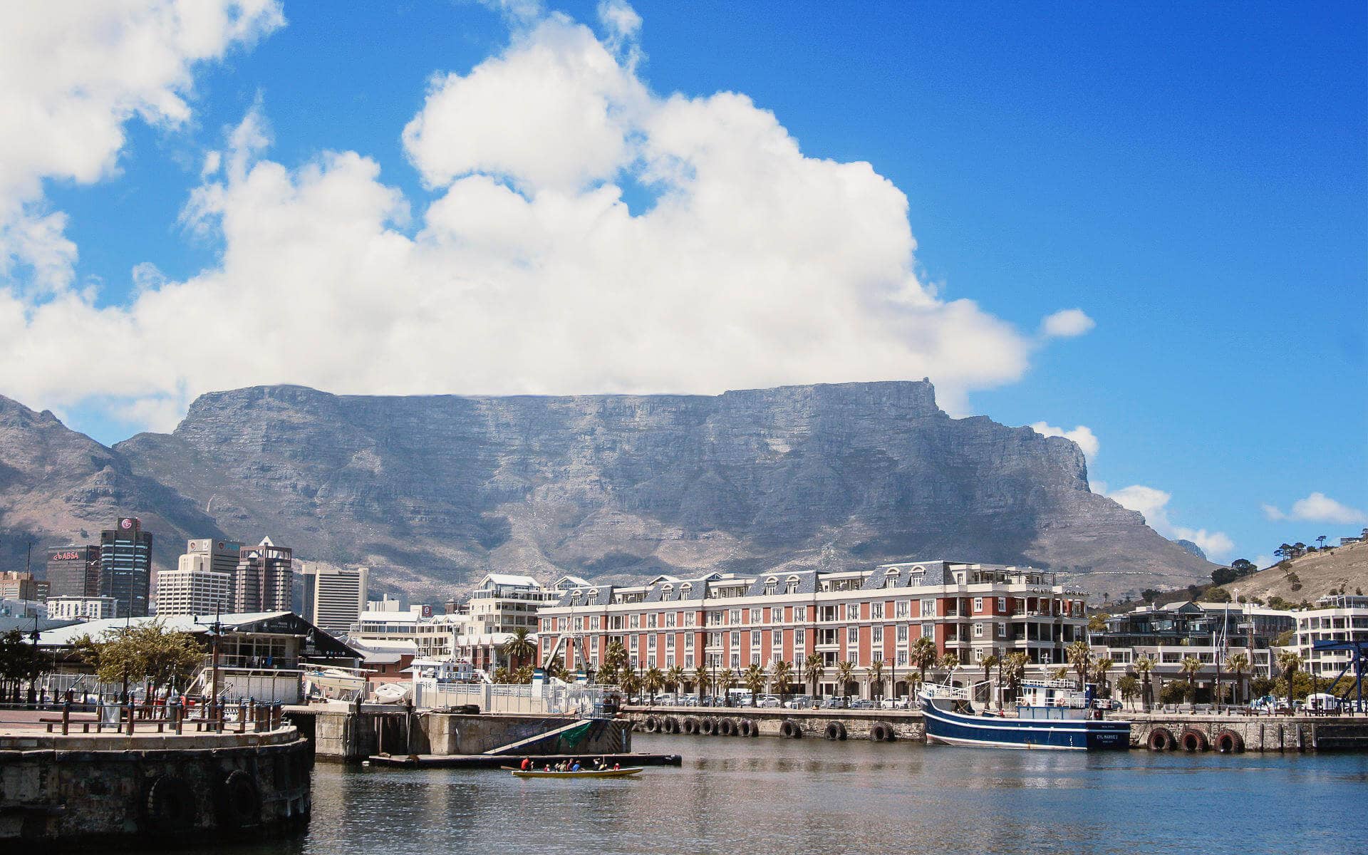 Vom Wasser kann man hinter der Waterfront von Kapstadt den Tafelberg in die Höhe ragen sehen.