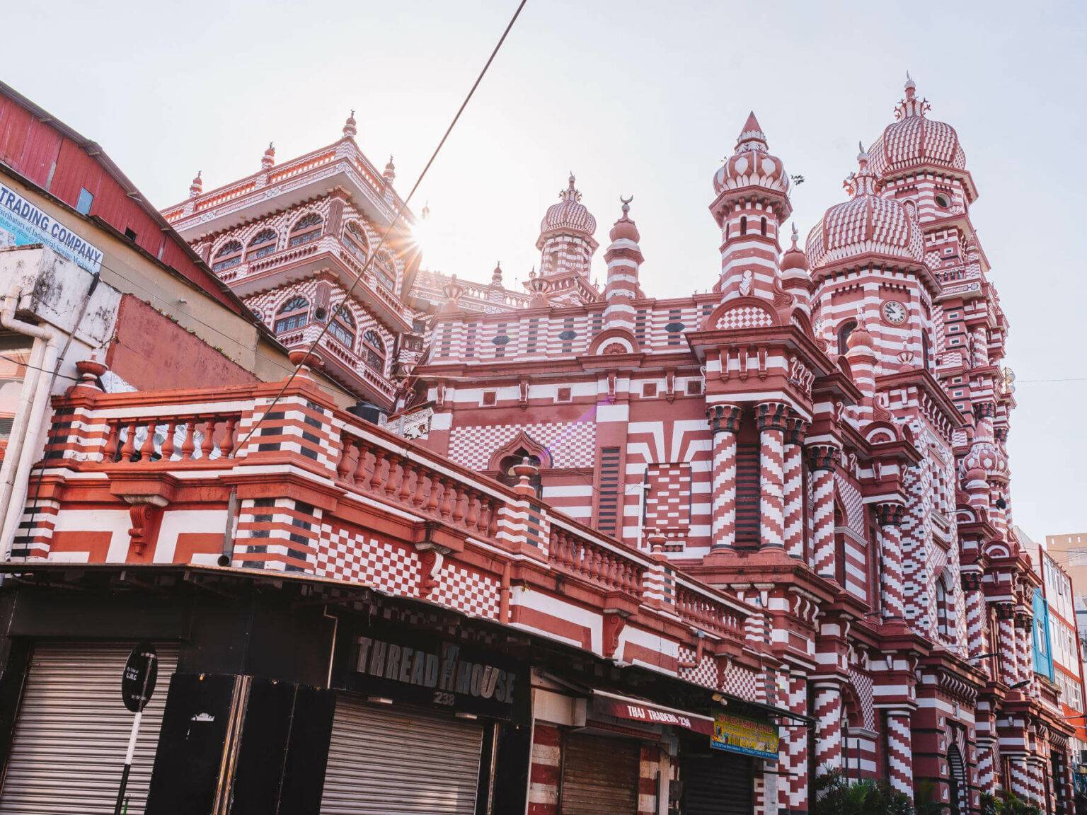 Die berühmte rote Moschee in der Hauptstadt von Sri Lanka darf auf der Liste der Sehenswürdigkeiten auf keinen Fall fehlen.