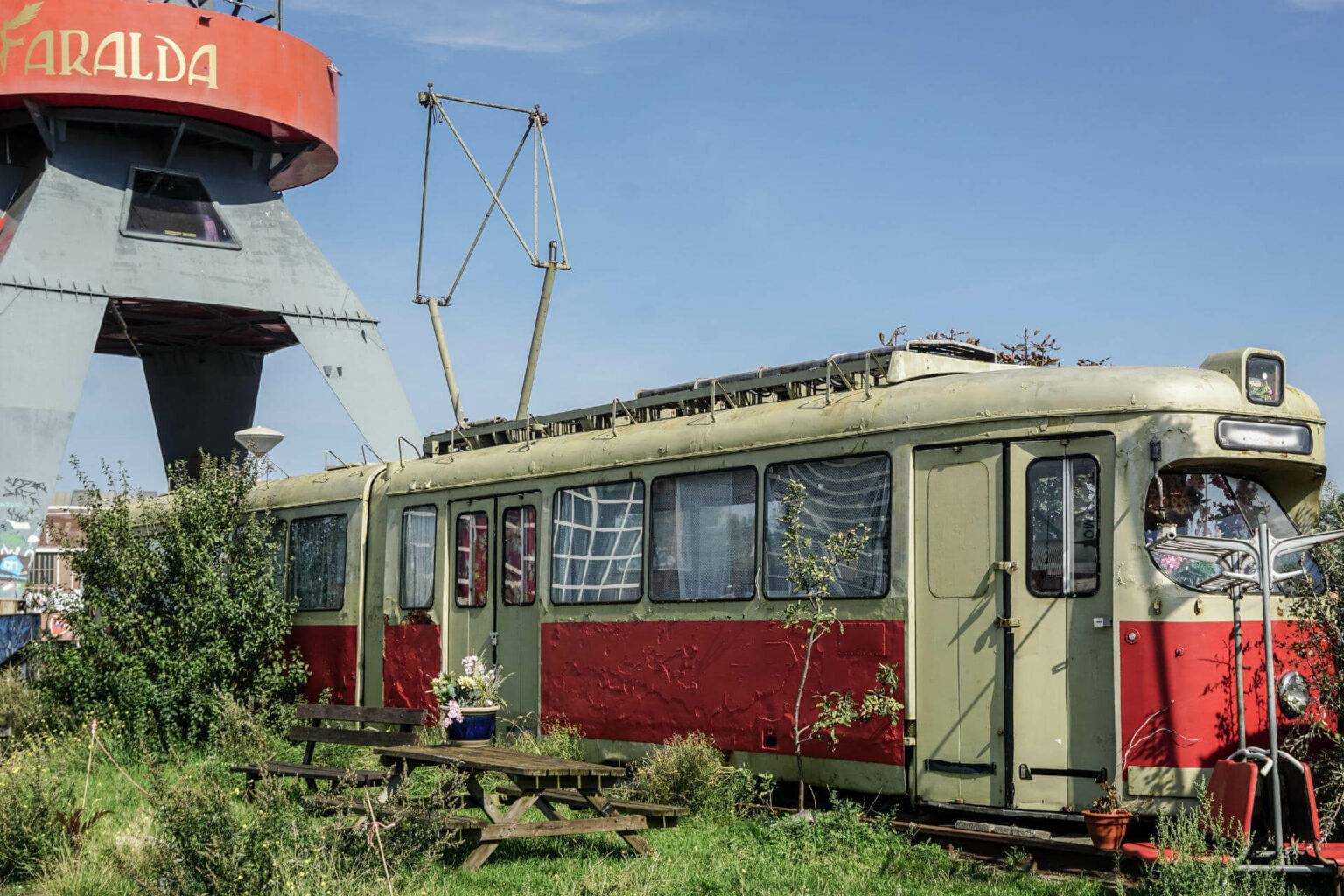 Auf den NDSM Gelände findet man allerlei Kurioses – von einer ausrangierten Straßenbahn bis hin zum Kranhotel Faralda.