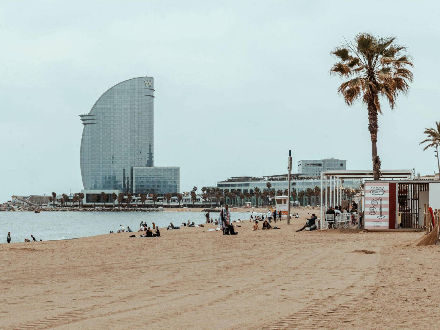 Dieser Strand in Barcelona zählt mit zu den Sehenswürdigkeiten und Geheimtipps