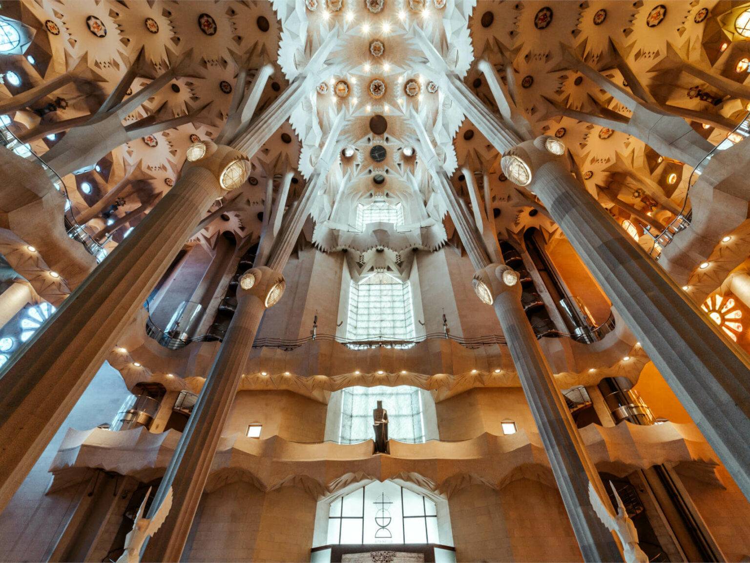 Auch wenn sie seit dem Bauanfang im Jahr 1882 bis heute noch nicht fertig gestellt wurde, eine besonders beeindruckende Sehenswürdigkeit ist die Sagrada Familia trotzdem.