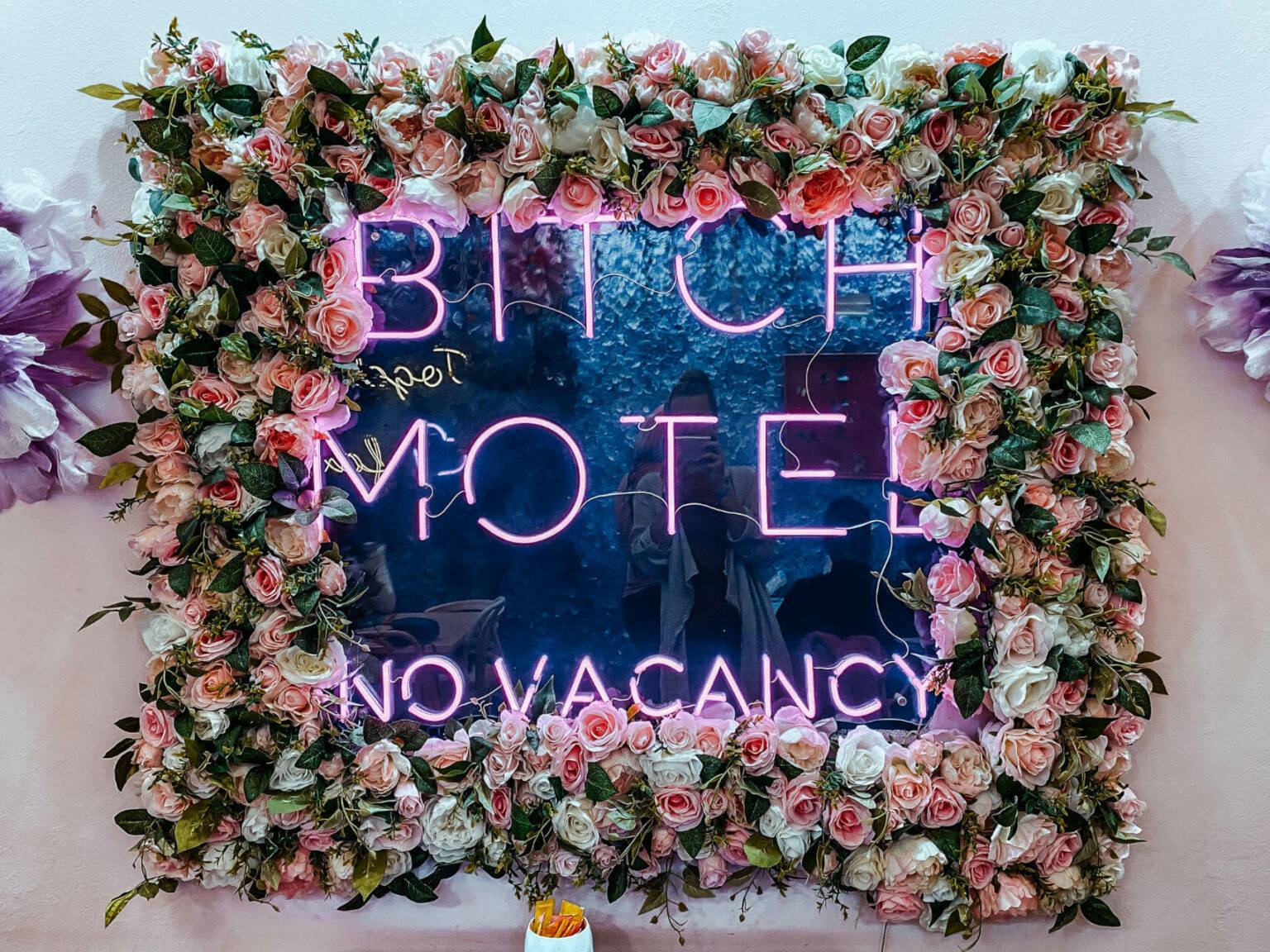 Die Eixampeling Brunch Café & Bar in Barcelona begrüßt mit kitschig bunten Blumen und Neonlichtern, die sich perfekt auf Fotos machen.