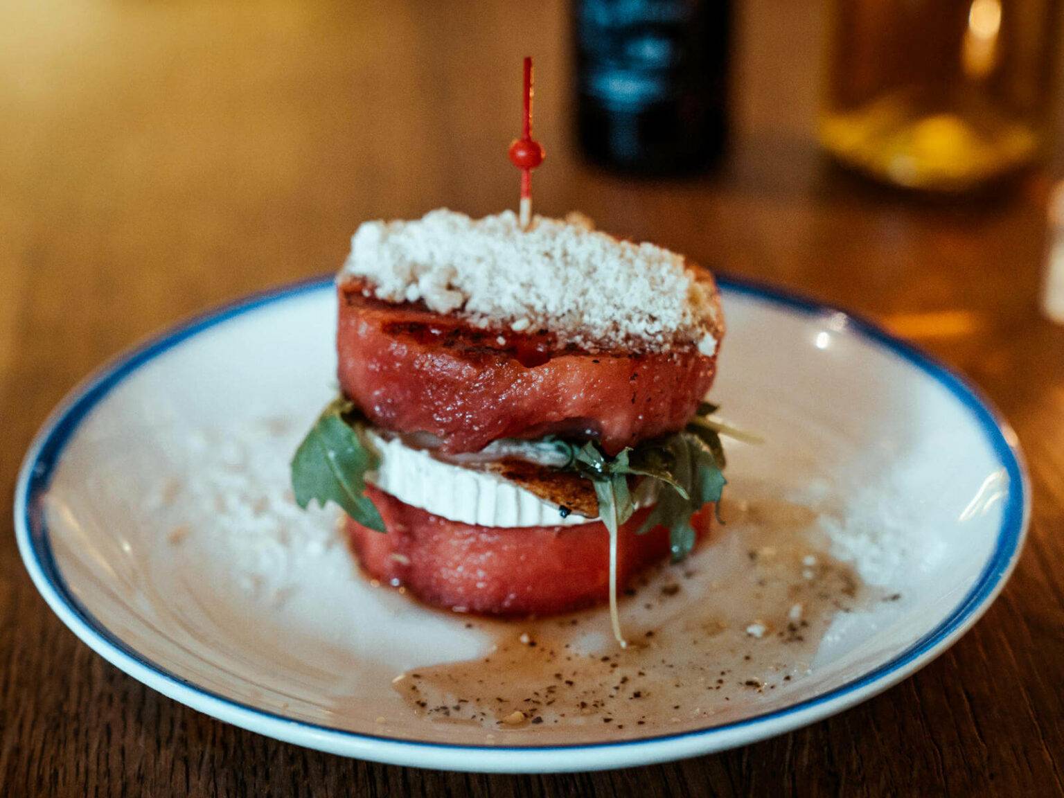 Als Vorspeise im Flax & Kale in Barcelona ist besonders die gegrillte Wassermelone mit Ziegenkäse, japanischem Blattsenf, Marconamandeln und süßer Minzsauce zu empfehlen.