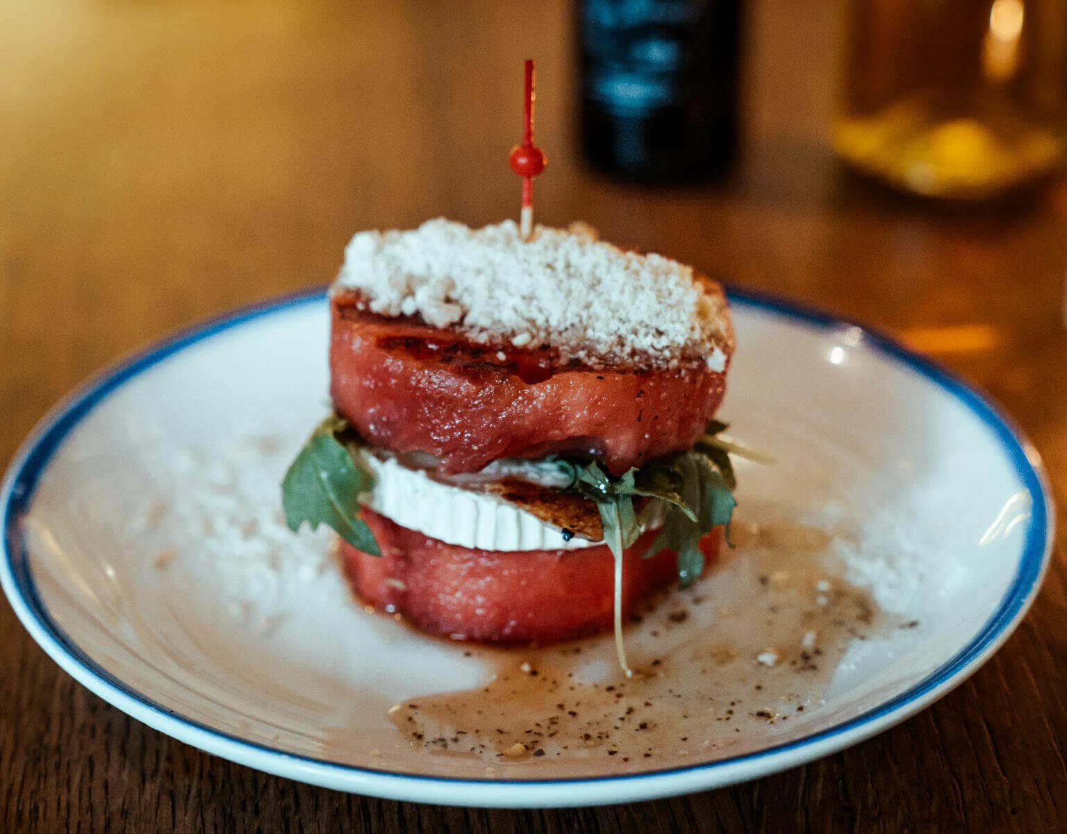 Als Vorspeise im Flax & Kale in Barcelona ist besonders die gegrillte Wassermelone mit Ziegenkäse, japanischem Blattsenf, Marconamandeln und süßer Minzsauce zu empfehlen.