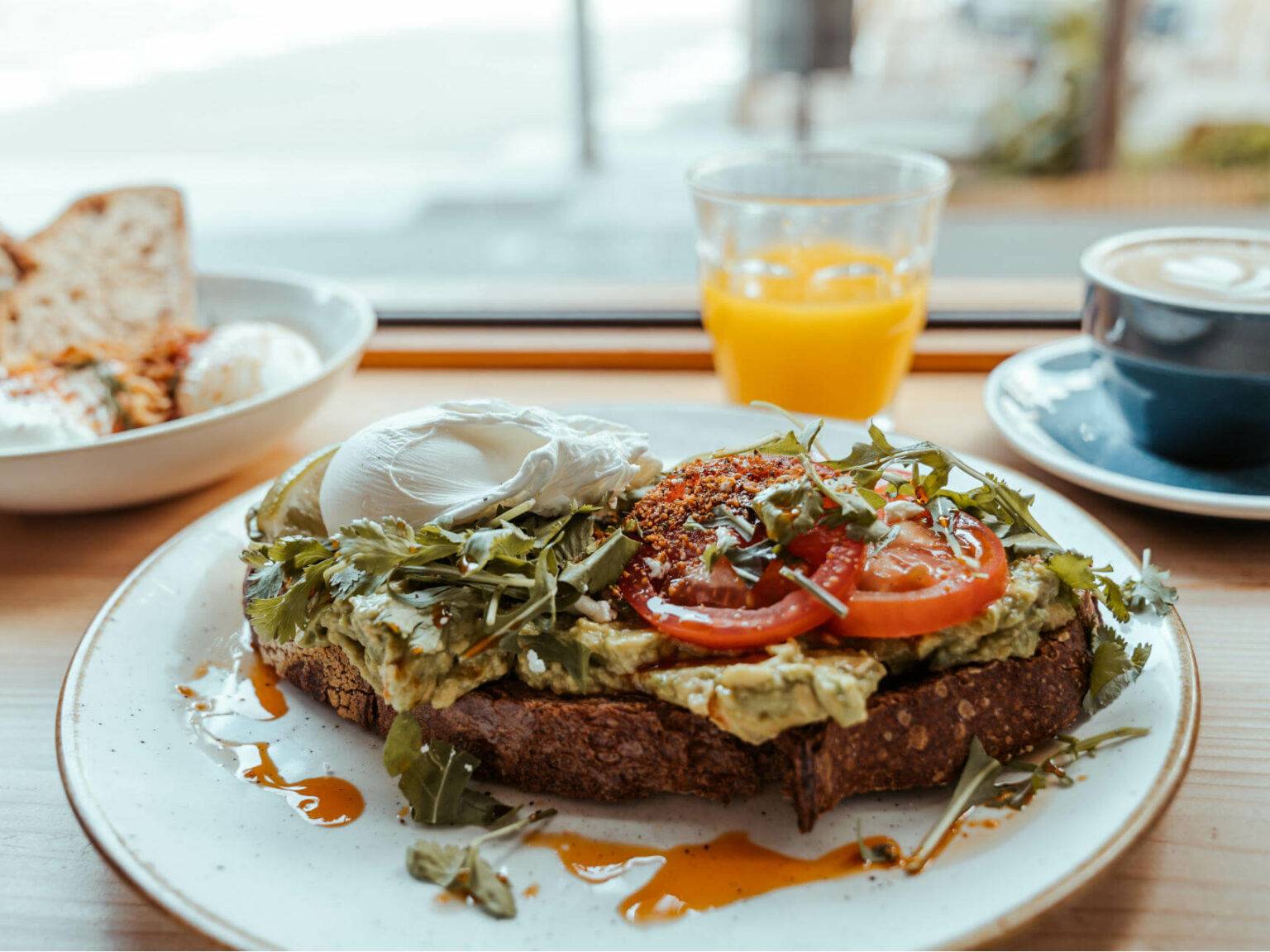 Neben einem köstlichen Avocado Toast bekommt man im Little Fern in Barcelona auch Çılbır – eine türkische Joghurtcreme mit Ahornsirup, pochierten Eiern, schwarzem Knoblauch, Chiliöl, Dill und dazu Pitabrot - zum Brunch.