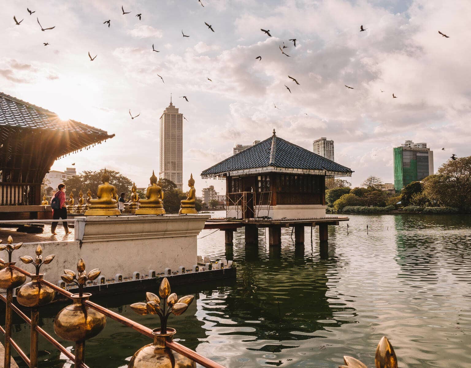 Der Gangaramaya Tempel in Colombo auf Sri Lanka ist eine wunderschöne Sehenswürdigkeit, die Blick über das Wasser bis hin zu den Hochhäusern bietet.