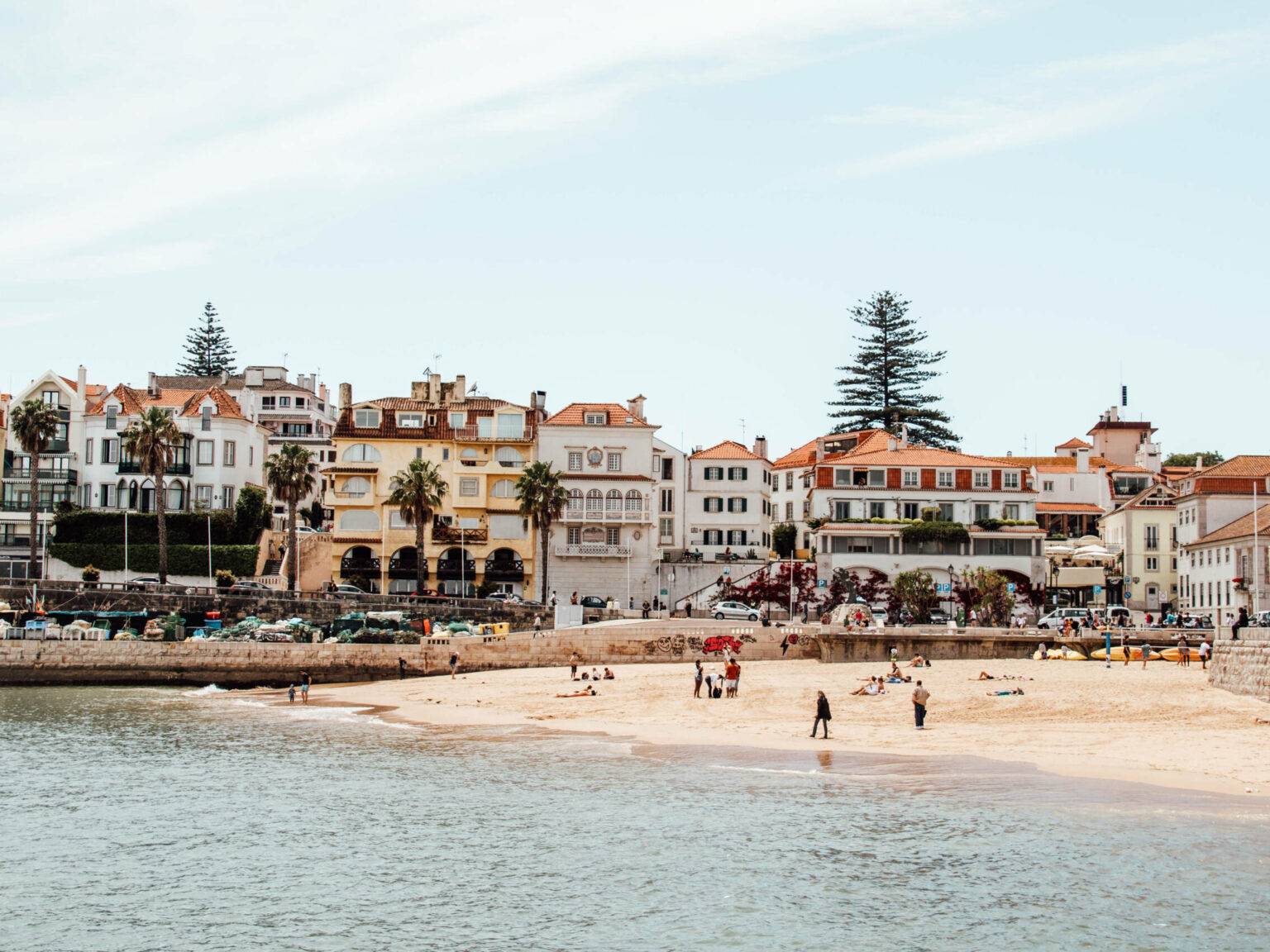 Einer der schönsten Orte: Badestrand mit Palmen und portugiesischen Häusern im Hintergrund
